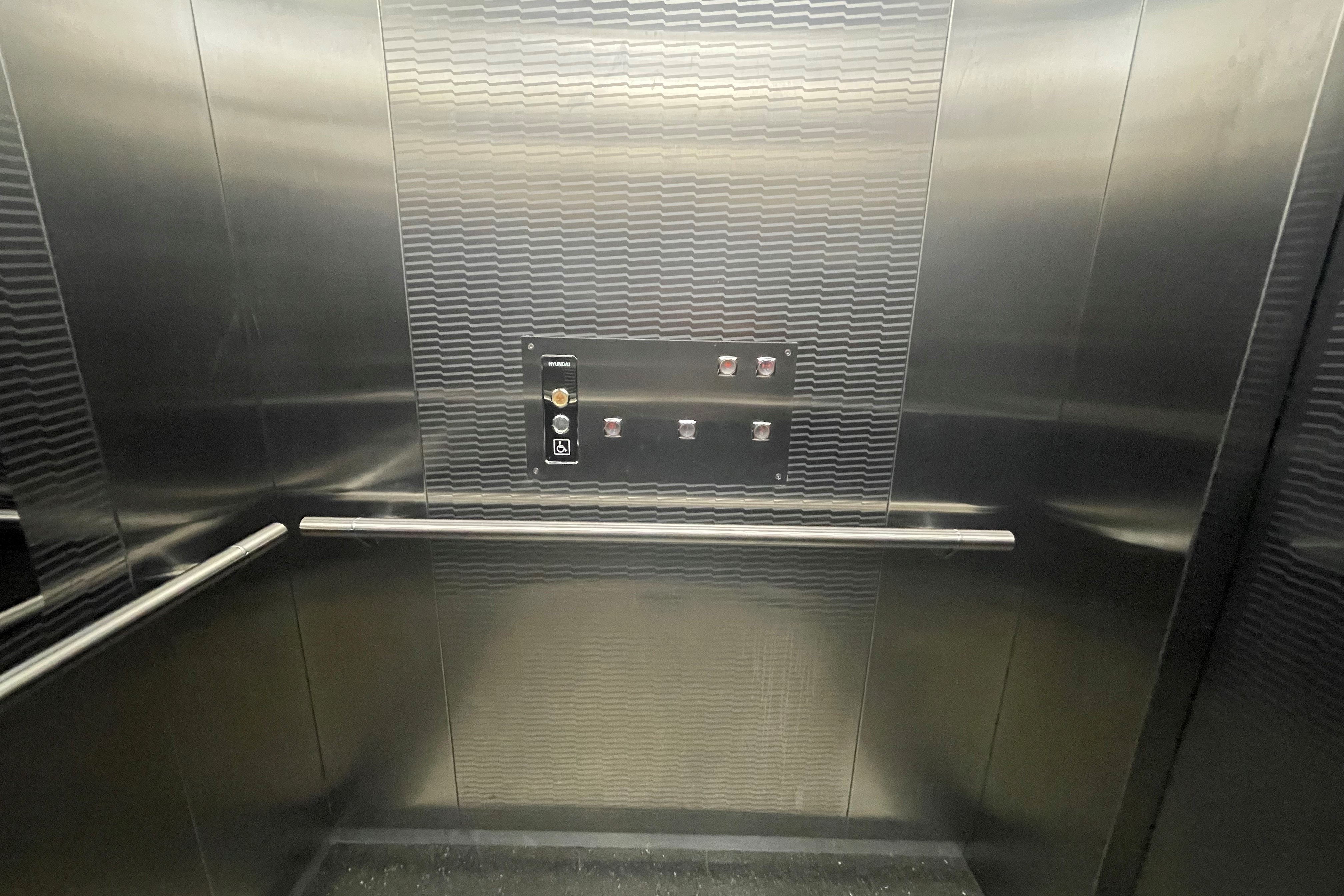 엘리베이터0 : 점자판이 설치된 엘리베이터 버튼