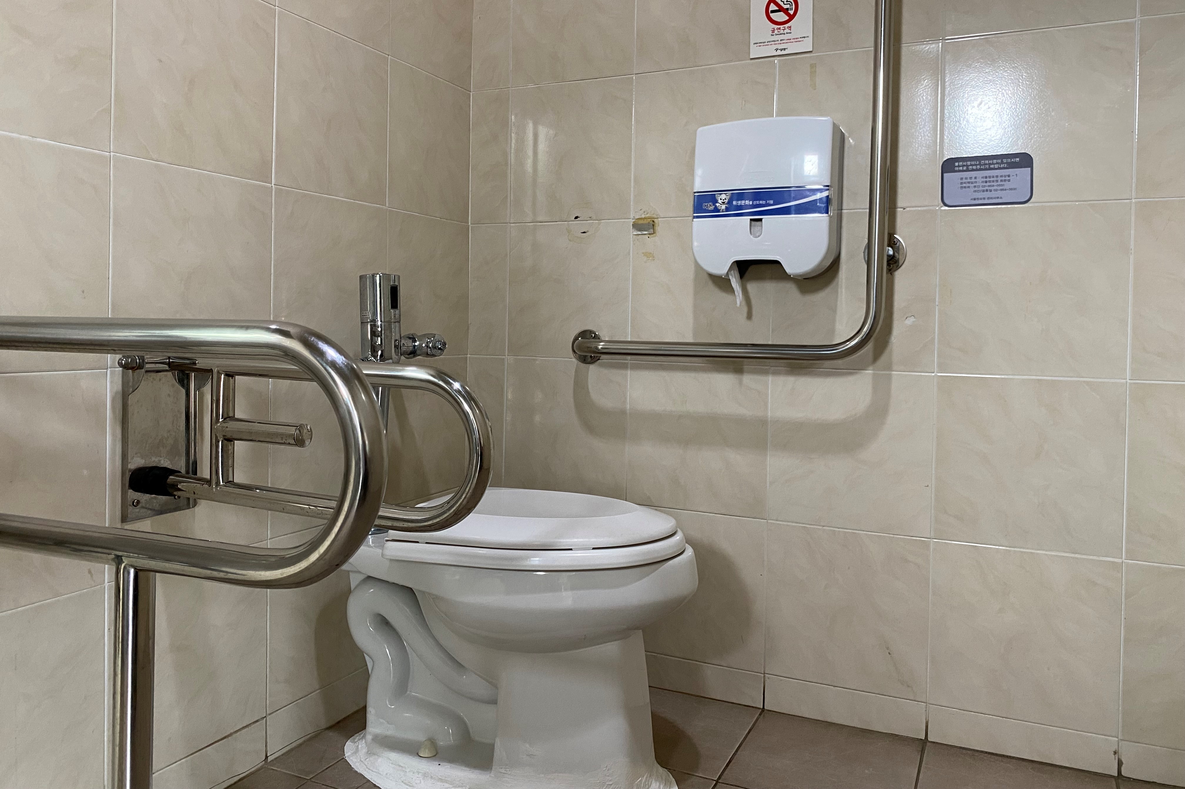 장애인화장실0 : 넓은 공간의 서울창포원 장애인화장실 내부 전경