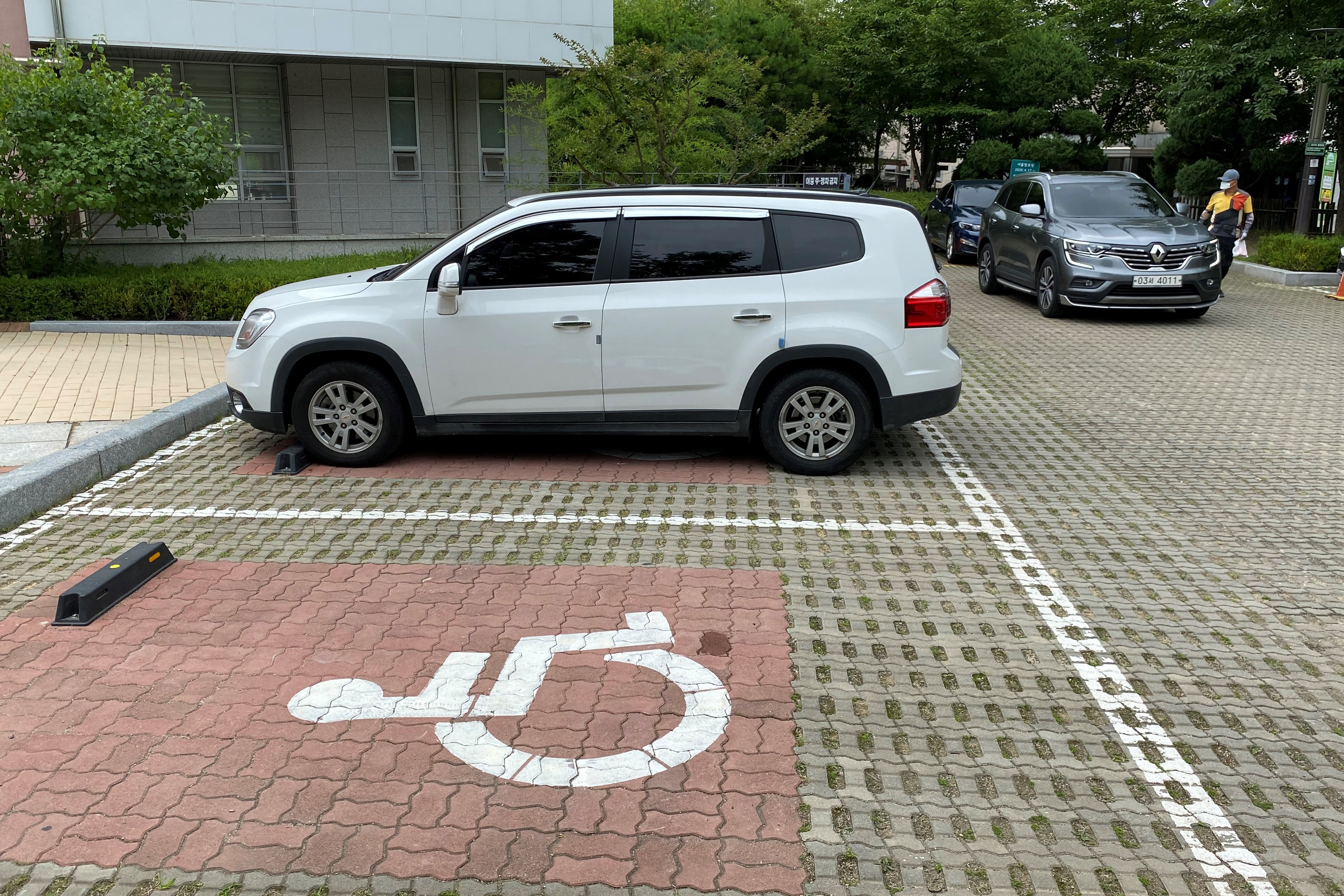 장애인주차장0 : 넓고 평탄한 서울창포원 장애인주차장 전경2