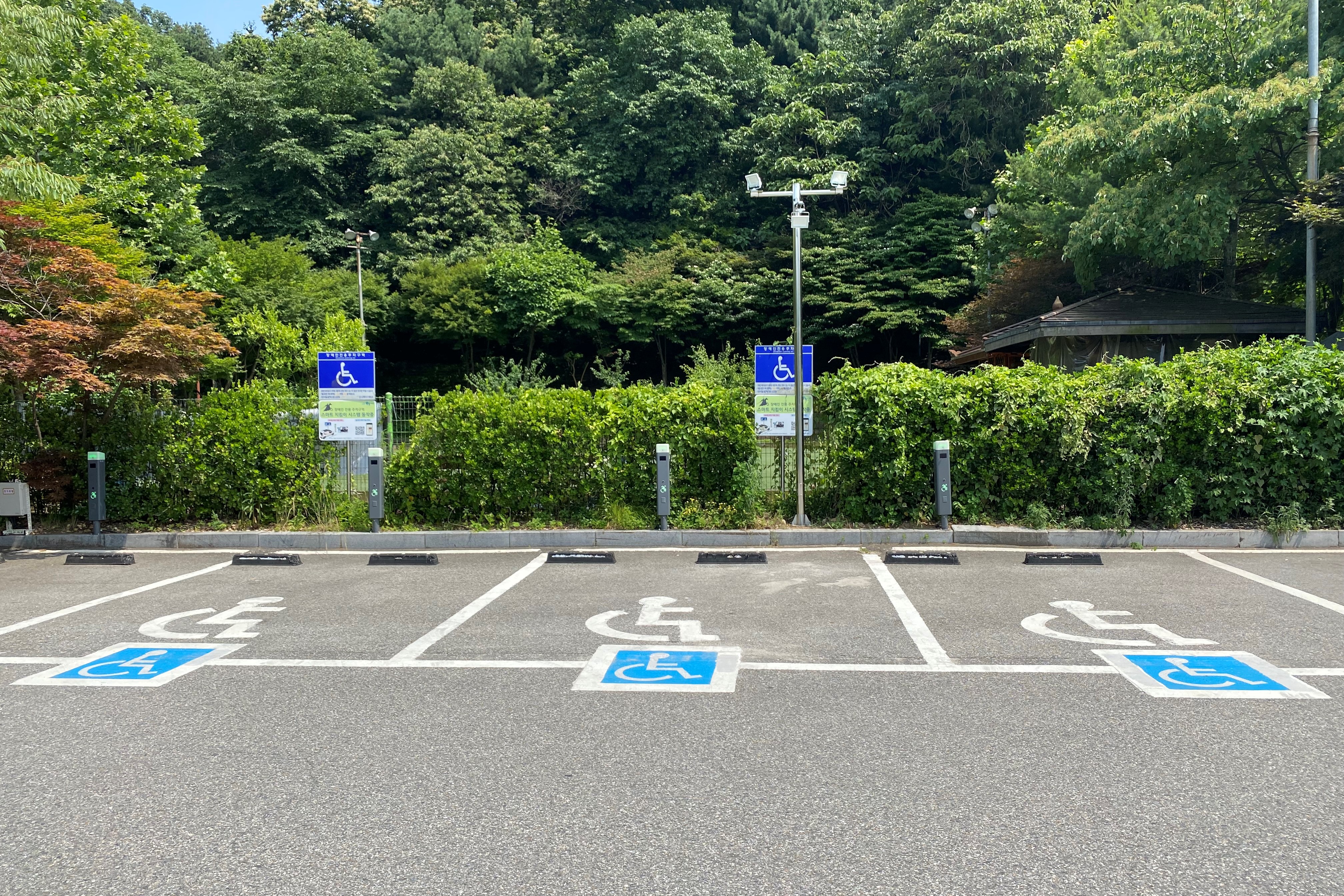 Parking lot0 : Wide and flat parking lots for wheelchair users in Nakseoungdae Park