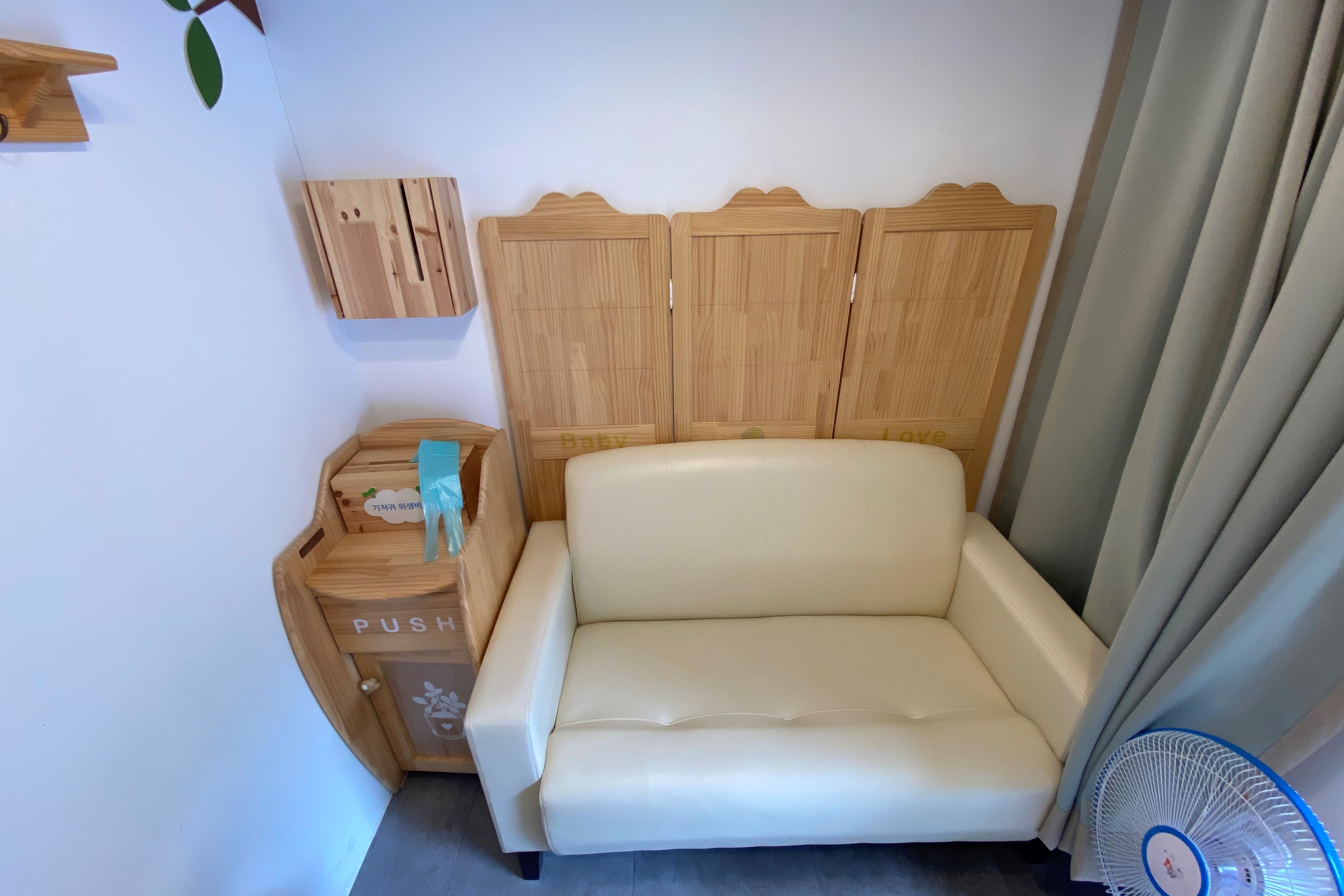 Facilities for pregnant women or families with children0 : Interior view of the nursing room in Nakseoungdae Park that gives cozy and warm sense of feeling 2