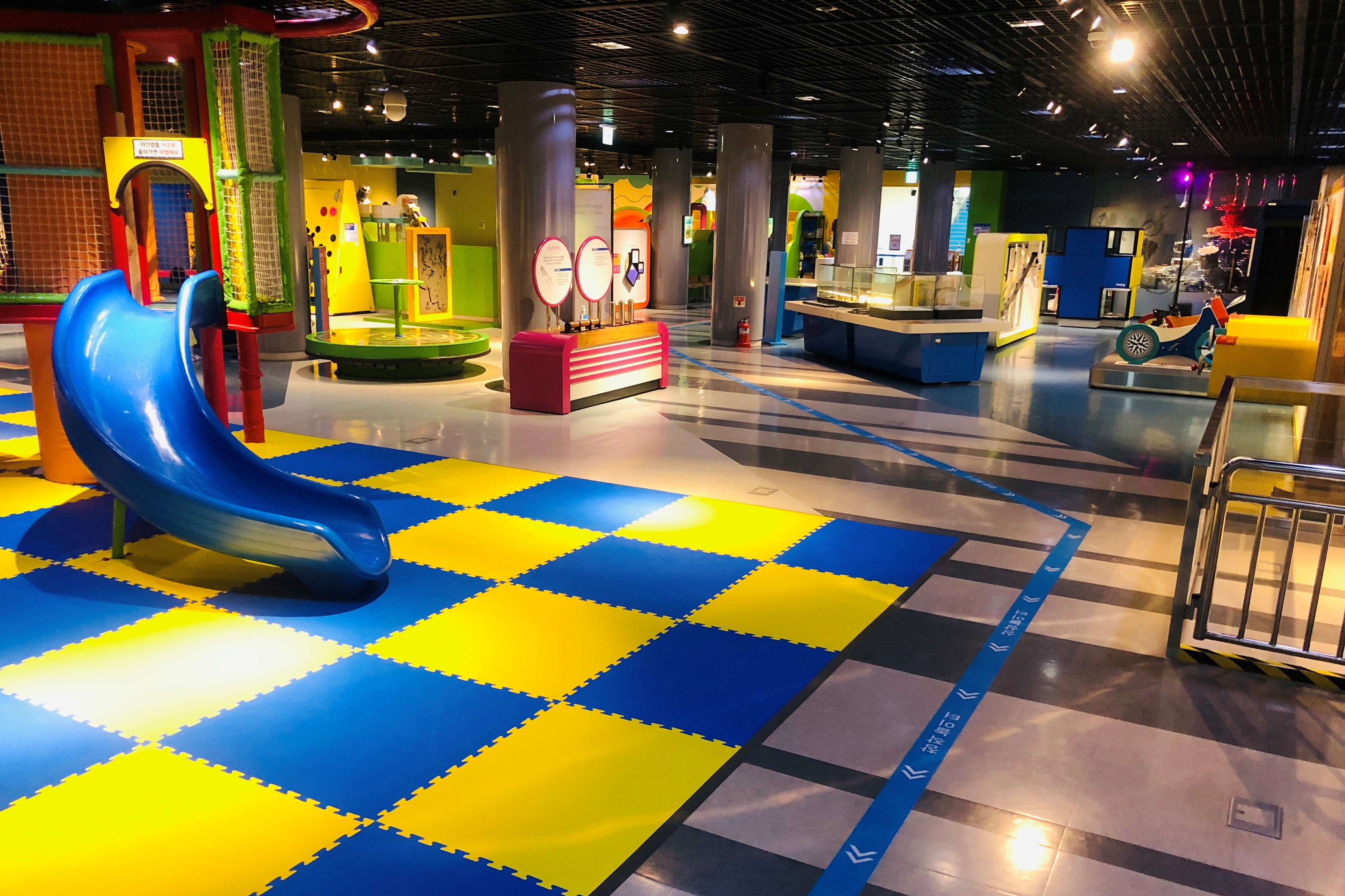 National Children’s Science Center4 : Interior view of the National Children's Science Center that provides children's play facilities and mats