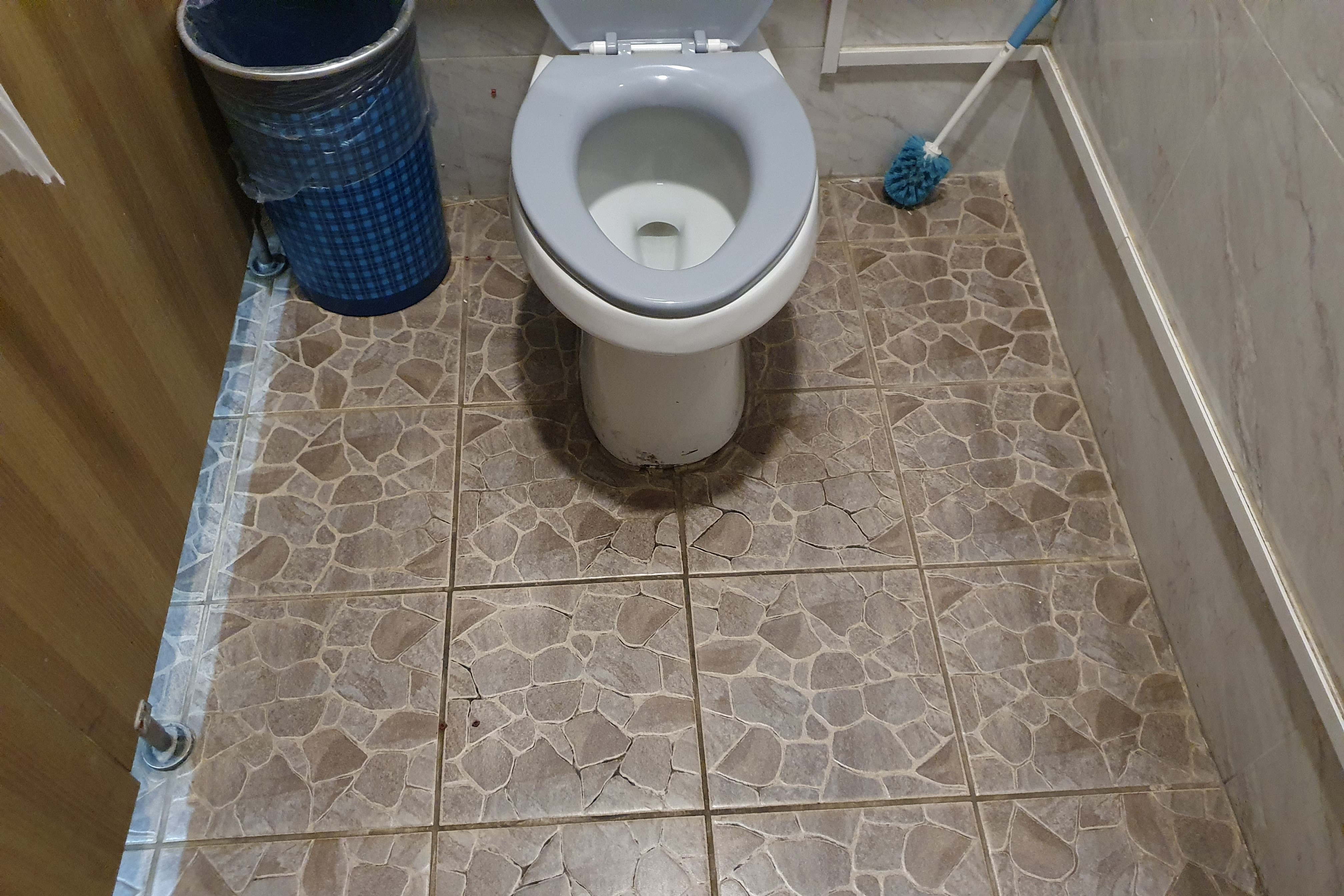 장애인 화장실0 : 폭이 좁아 휠체어 사용자가 출입하기 불편할 수 있는 미스포 장애인 화장실