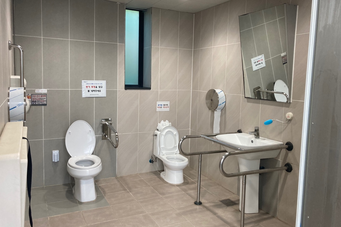 장애인화장실0 : 휠체어 사용자가 이용하기 편리하도록 넓은 보라매공원 놀이터 화장실 내부 전경