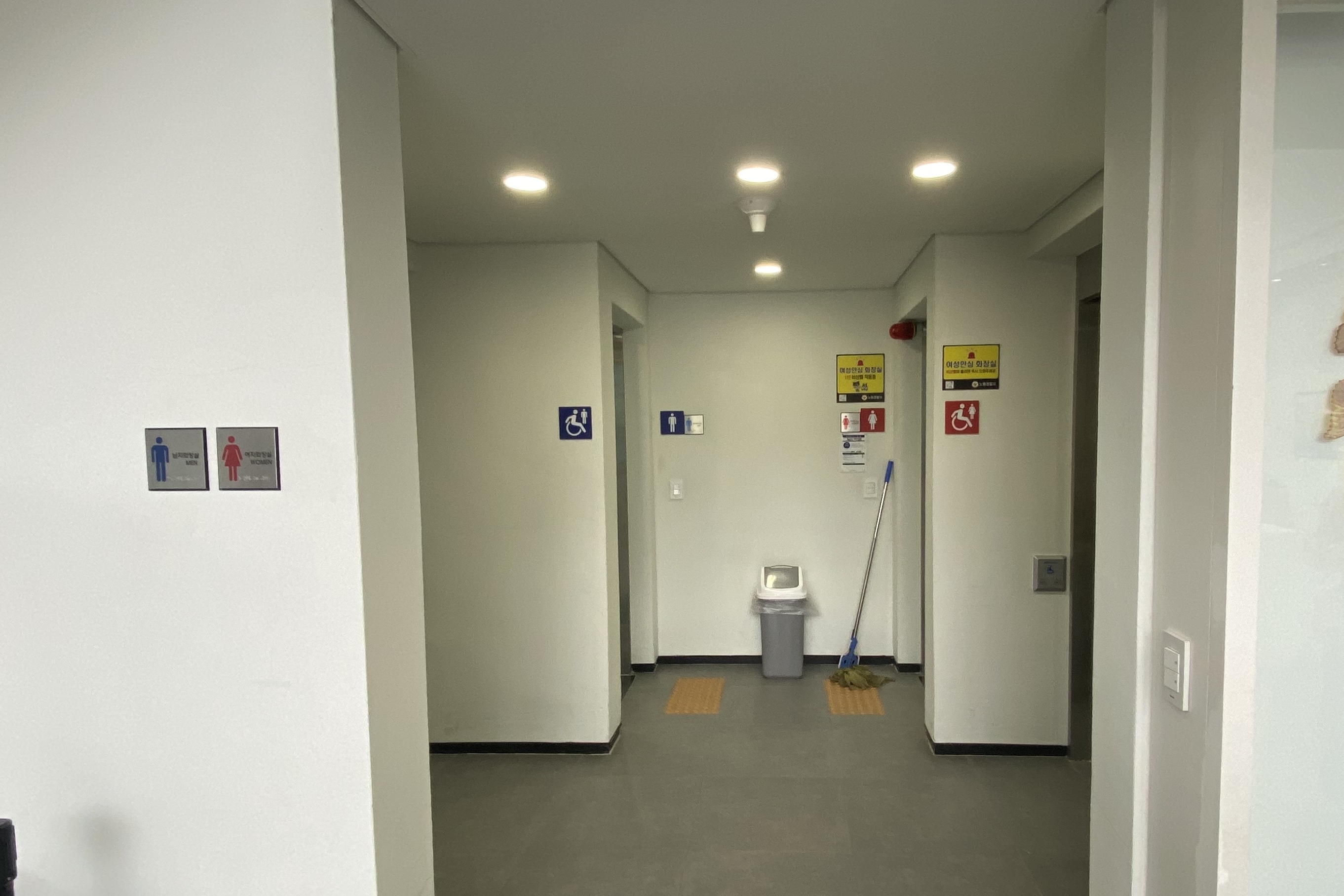 장애인화장실0 : 점자블럭이 설치된 불암산나비정원 장애인 화장실 입구
