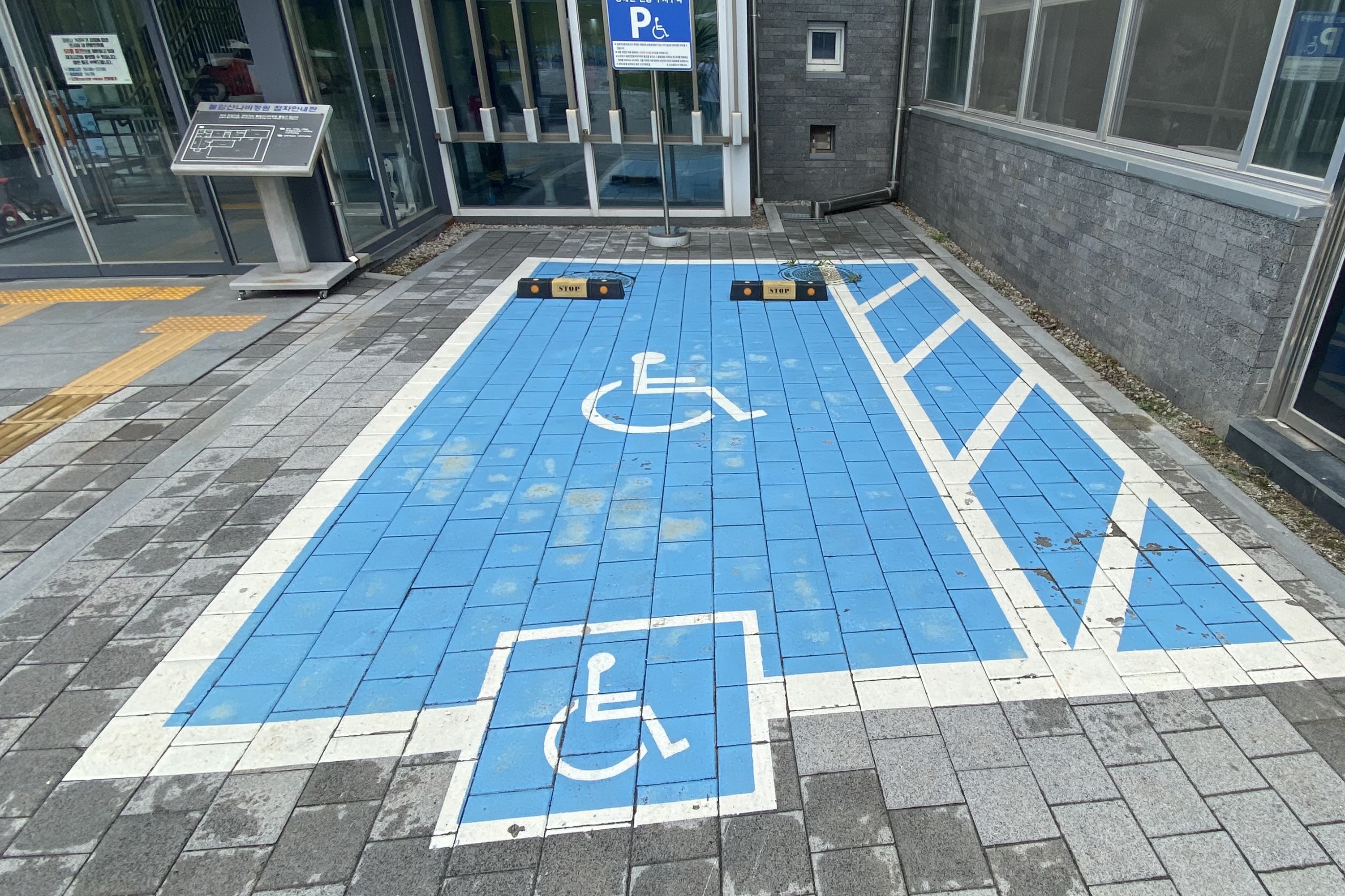 장애인주차장0 : 휠체어 사용자가 이용하기에 넓은 불암산 나비정원 장애인 주차장