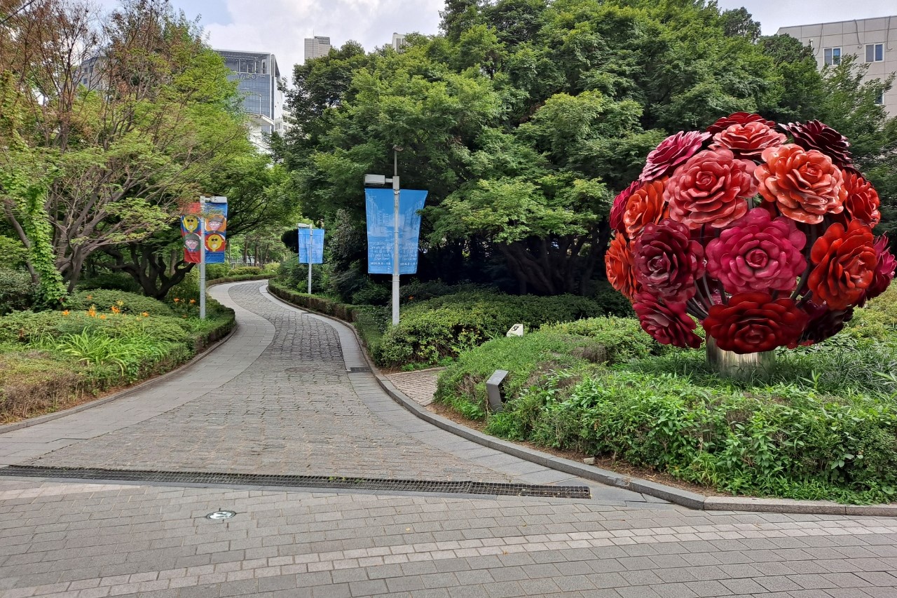 접근로/주출입구0 : 완만하고 긴 경사로가 보이는 서울시립미술관서소문관 접근로