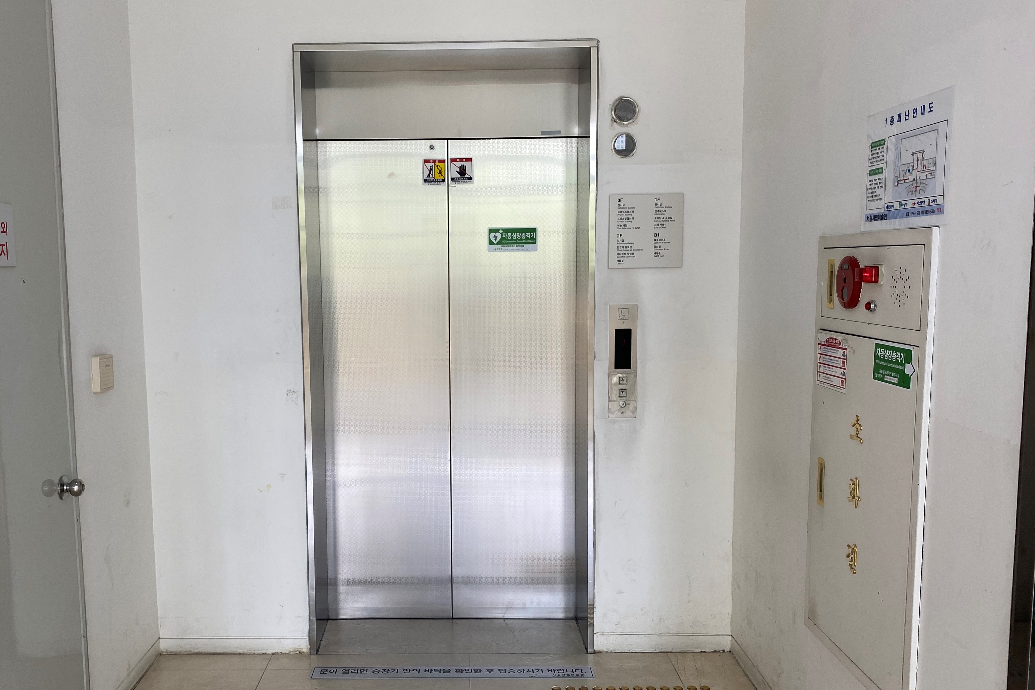 엘리베이터0 : 폭이 좁은 서울시립미술관서소문관 엘리베이터 외부 전경