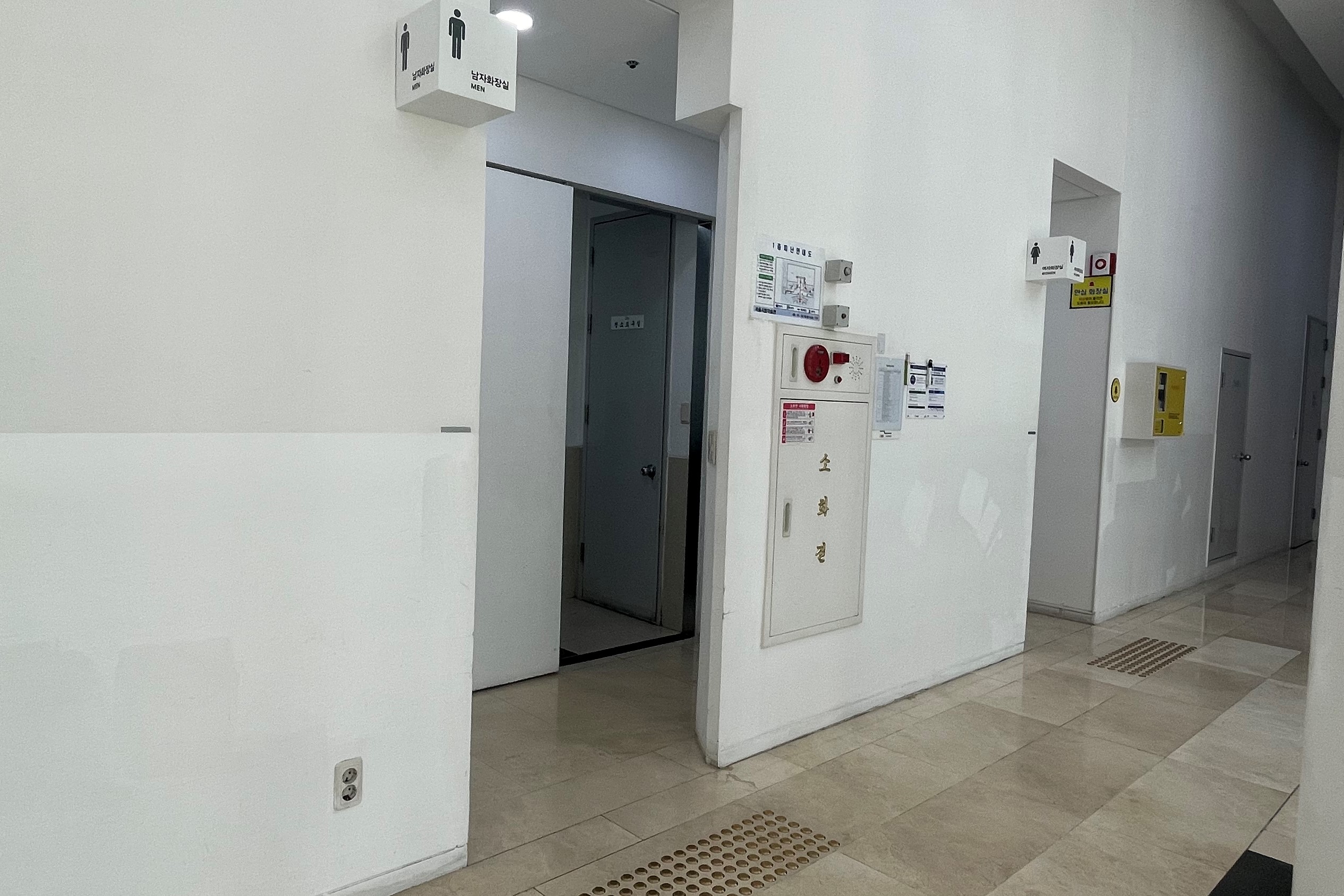장애인화장실0 : 점자블록이 설치된 서울시립미술관서소문관 장애인화장실 외부 전경