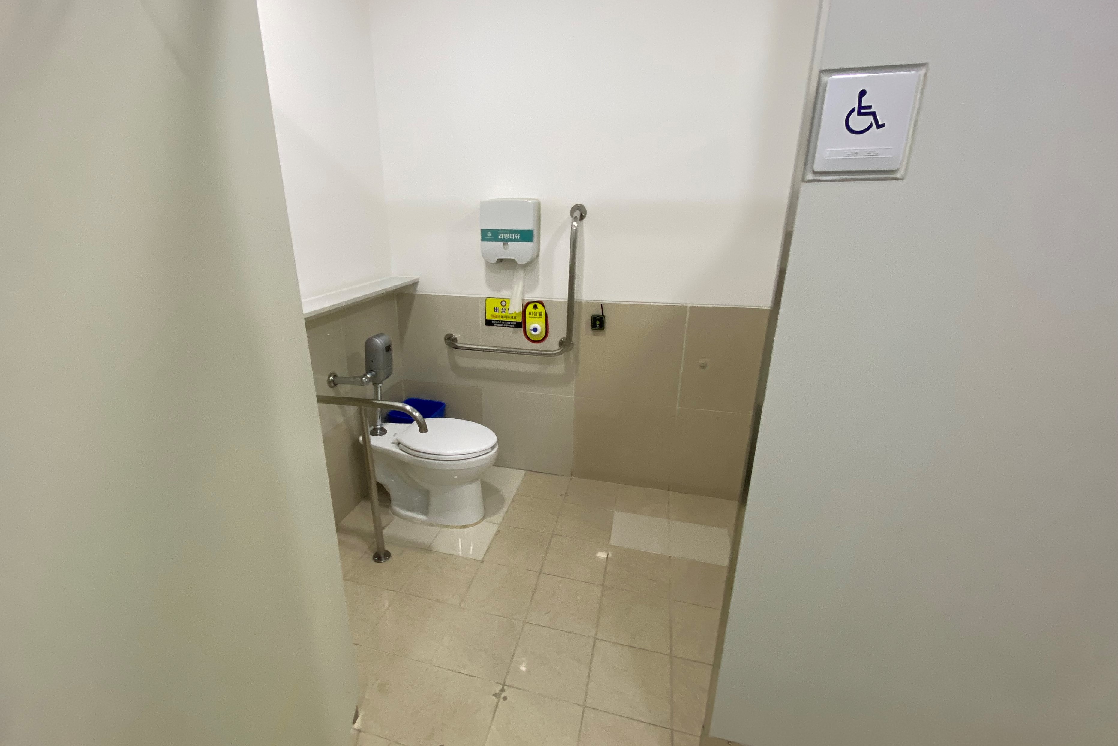 장애인화장실0 : 서울시립미술관서소문관 장애인화장실 내부 전경