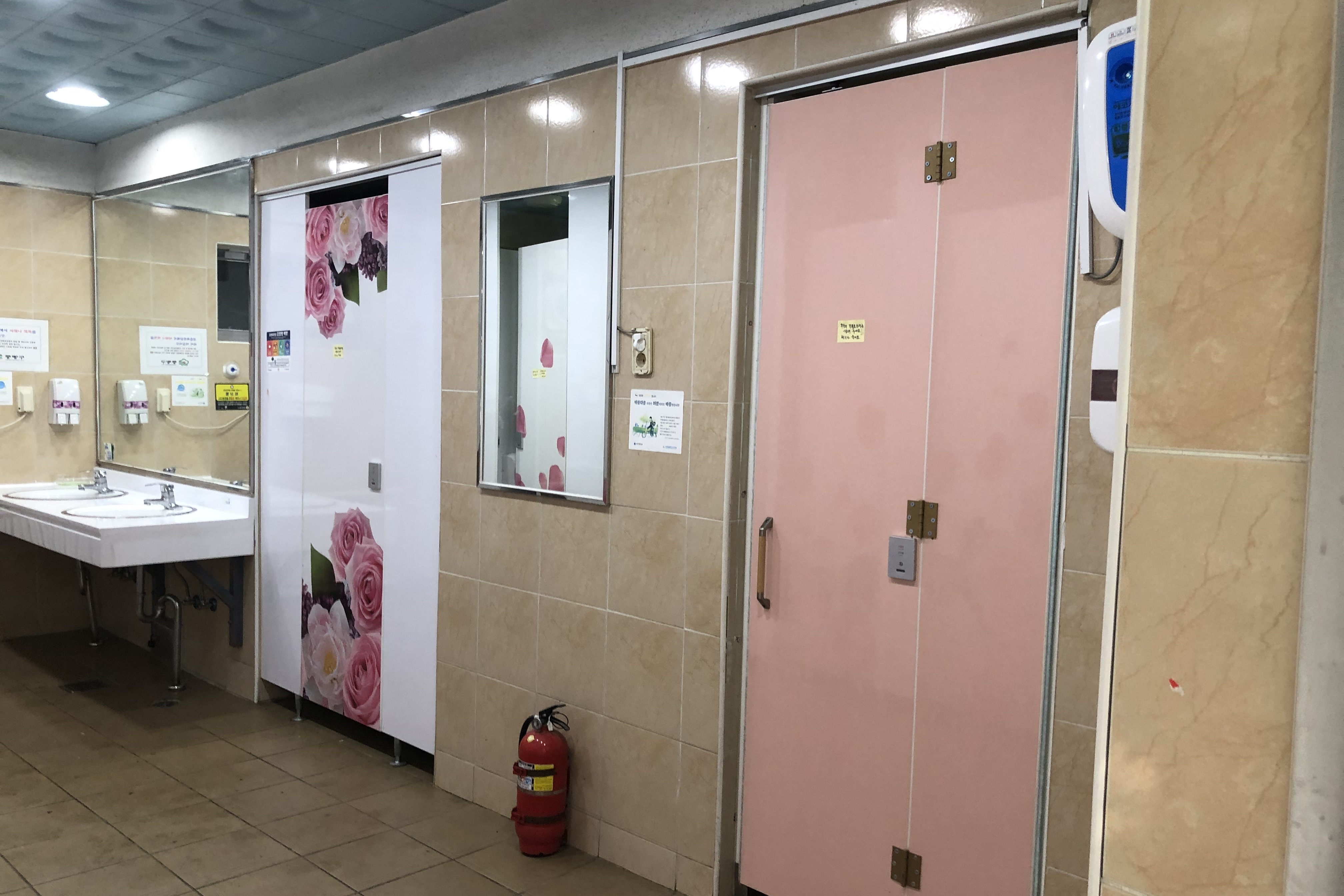 Accessible restrooms0 : Interior view of the accessible restroom at Seoul Rose Park (Jungnang Rose Park)