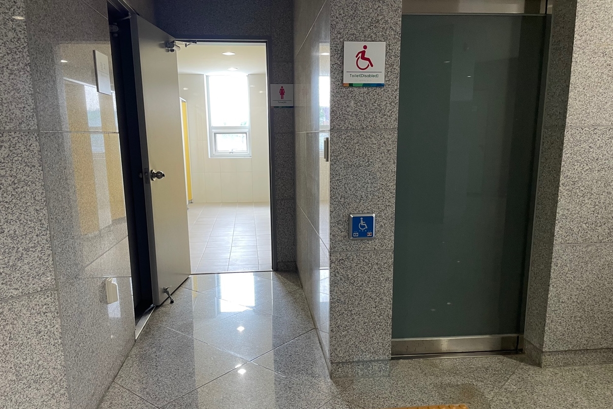 Accessible restrooms0 : Entrance/exit of the accessible restroom at Seoul Sewerage Science Museum