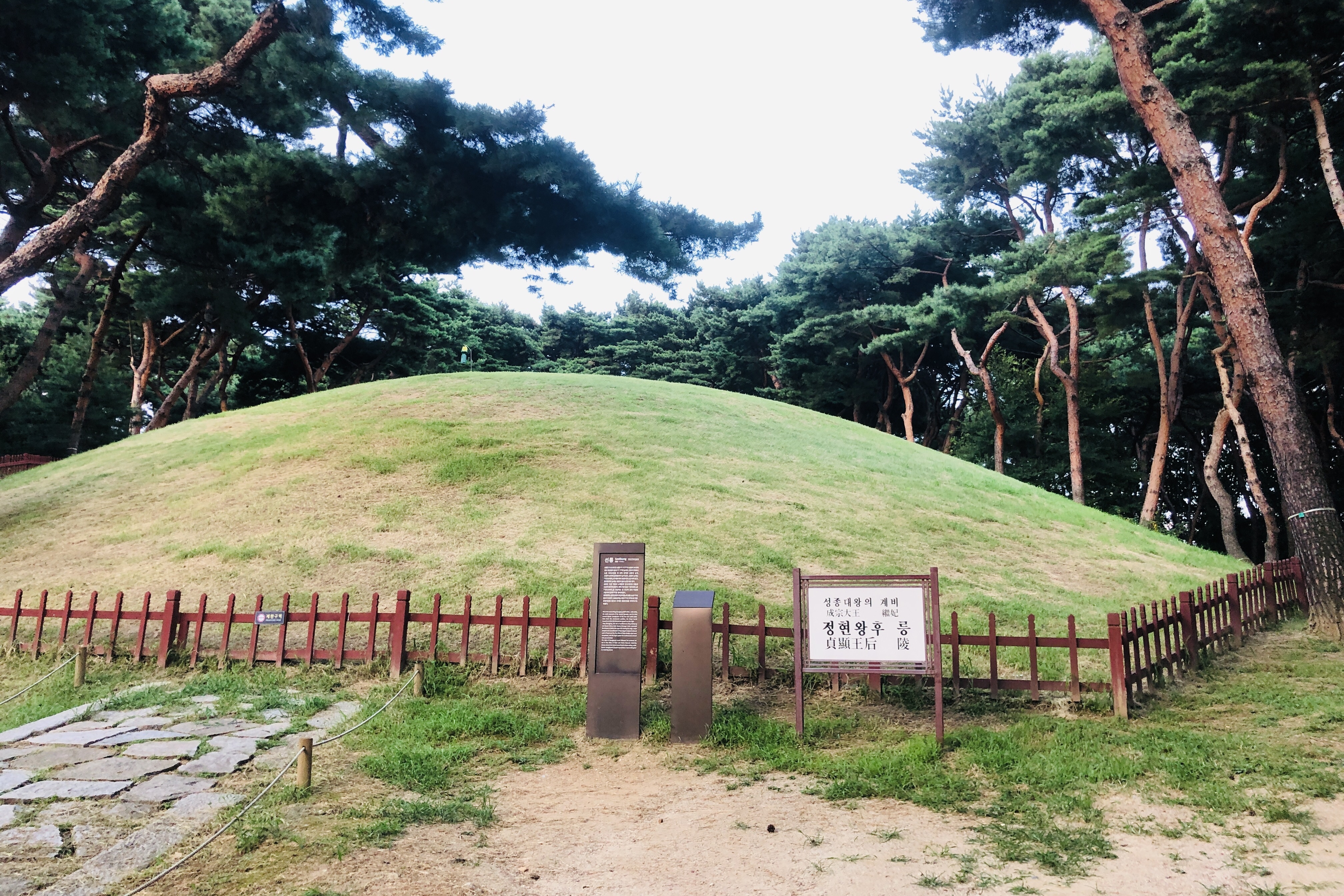 Seolleung and Jeongneung Royal Tombs4 : Seolleung and Jeongneung Royal Tombs where tombs are seen
