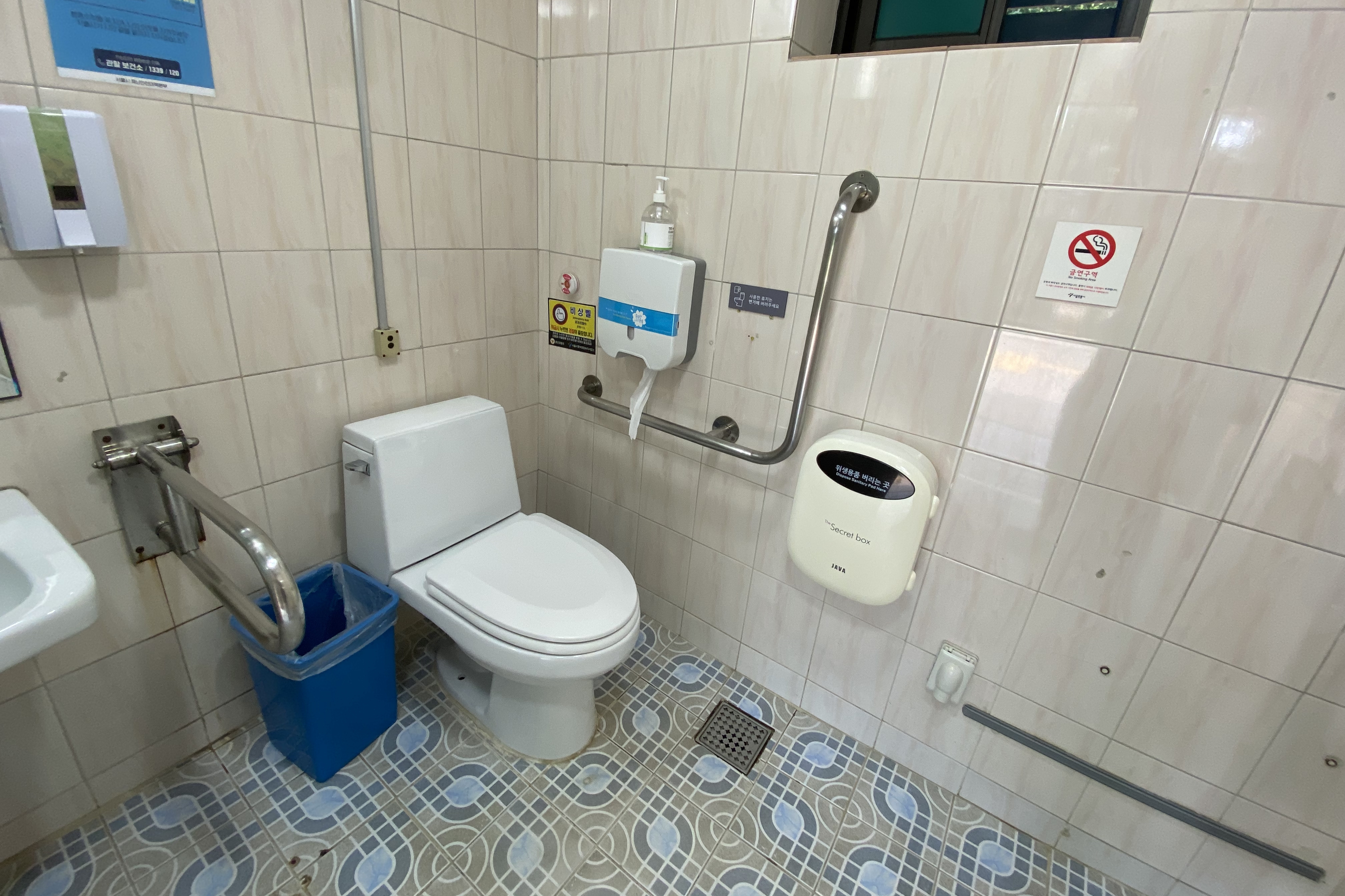 장애인화장실0 : 용산가족공원 장애인화장실 내부 전경