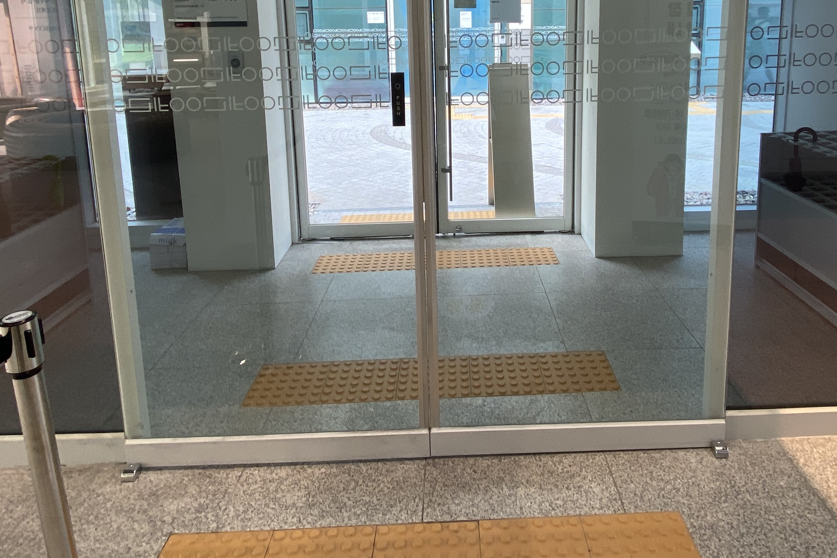Entryway/ Main entrance0 : automatic door in glass inside the double entrances