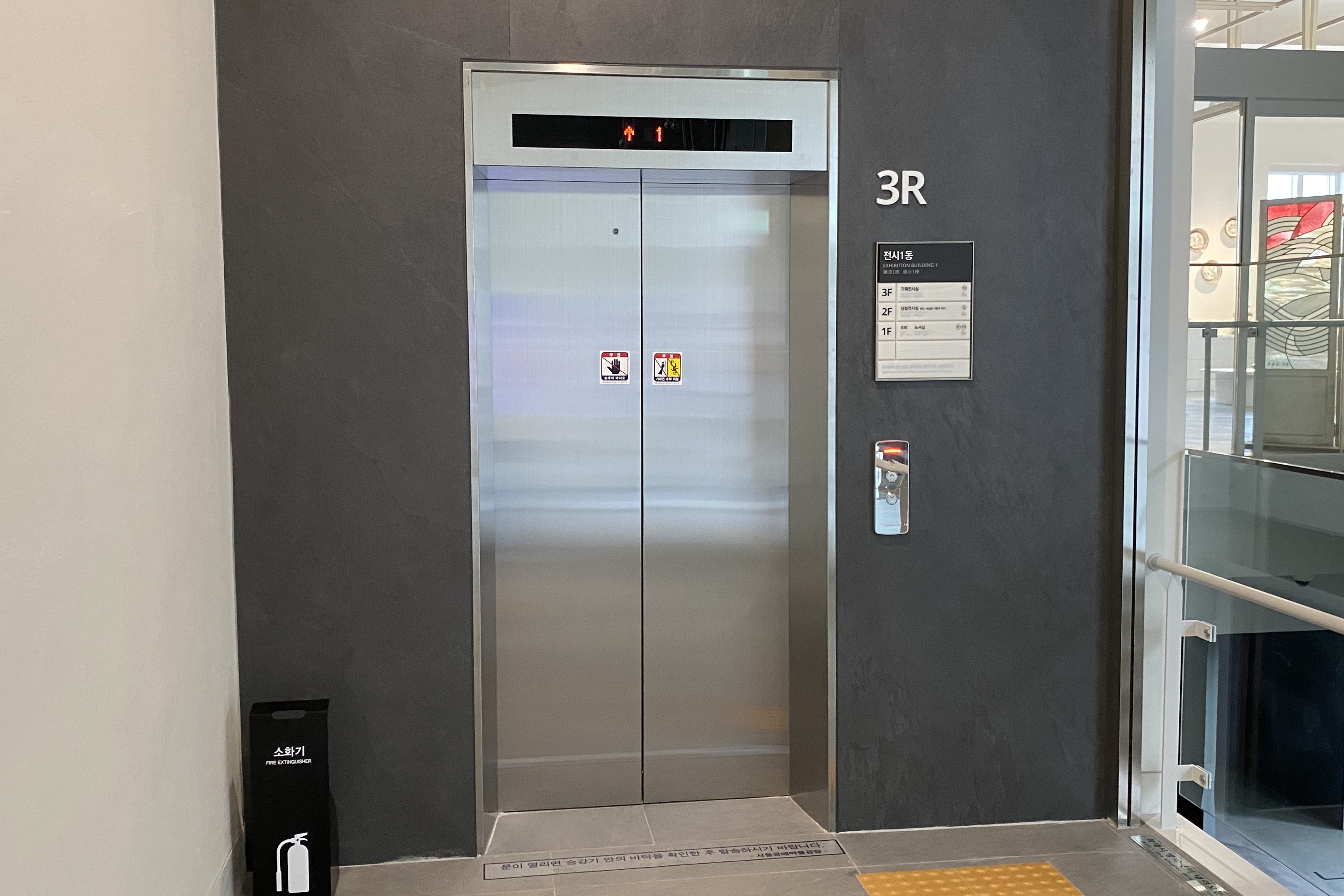Elevator0 : Elevator with closed doors
