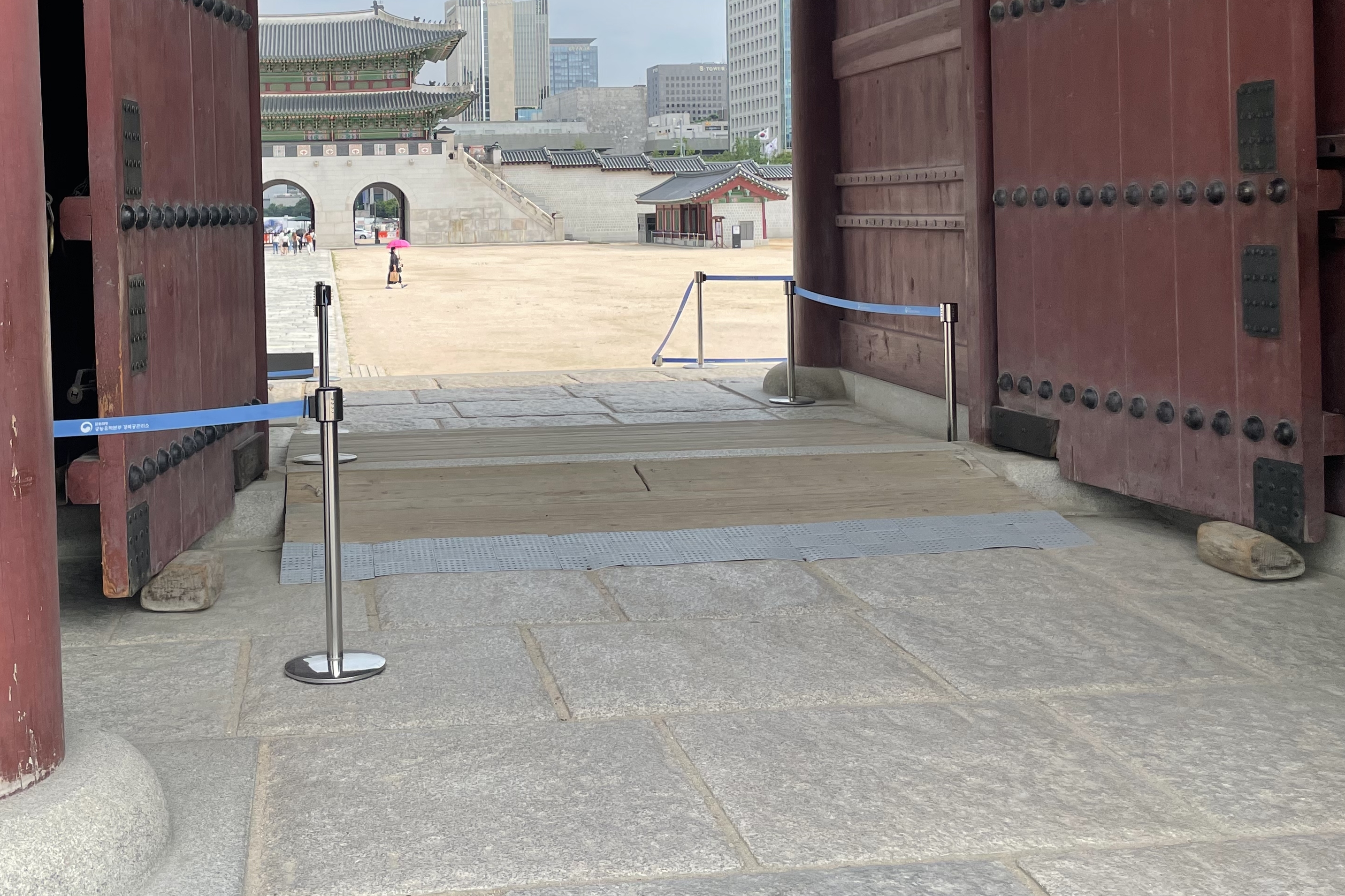 Entryway and Main entrance0 : Main entrance of Gyeongbokgung Palace that has a steep slope
