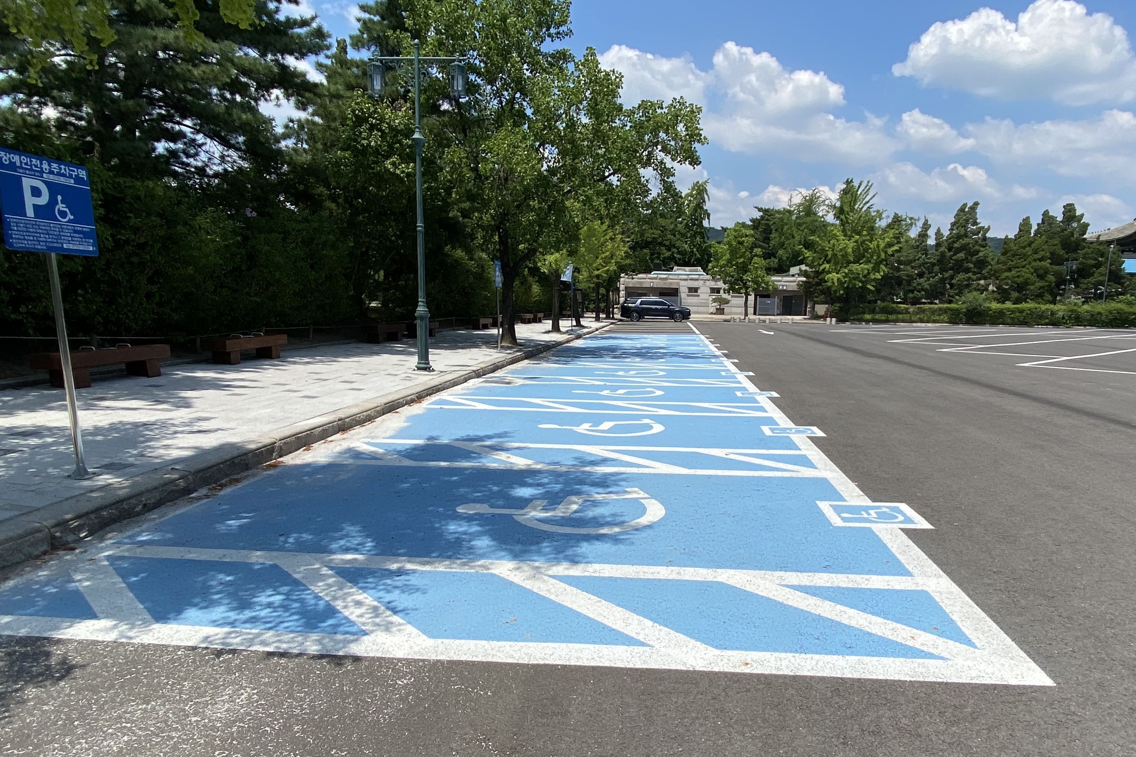 Parking lots0 : Spacious accessible parking lots for wheelchair users
