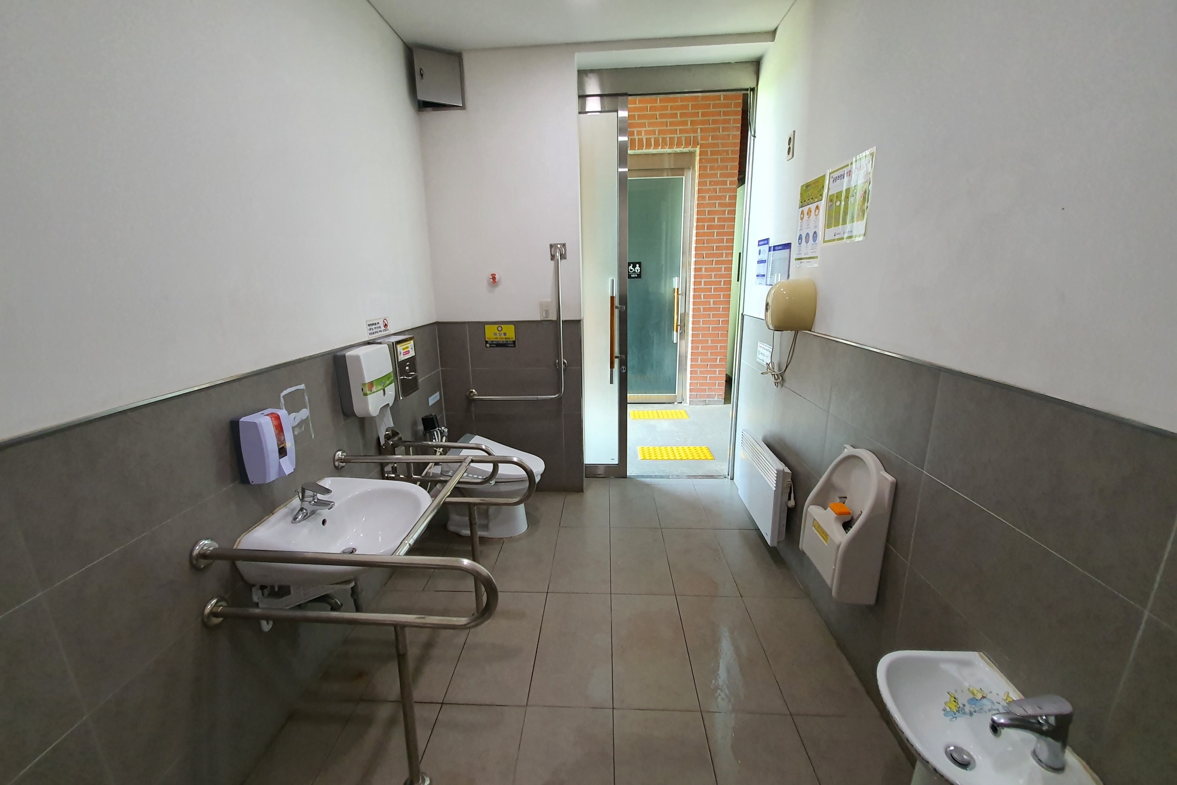 Restroom0 : Spacious accessible restroom in Pureun Arboretum
