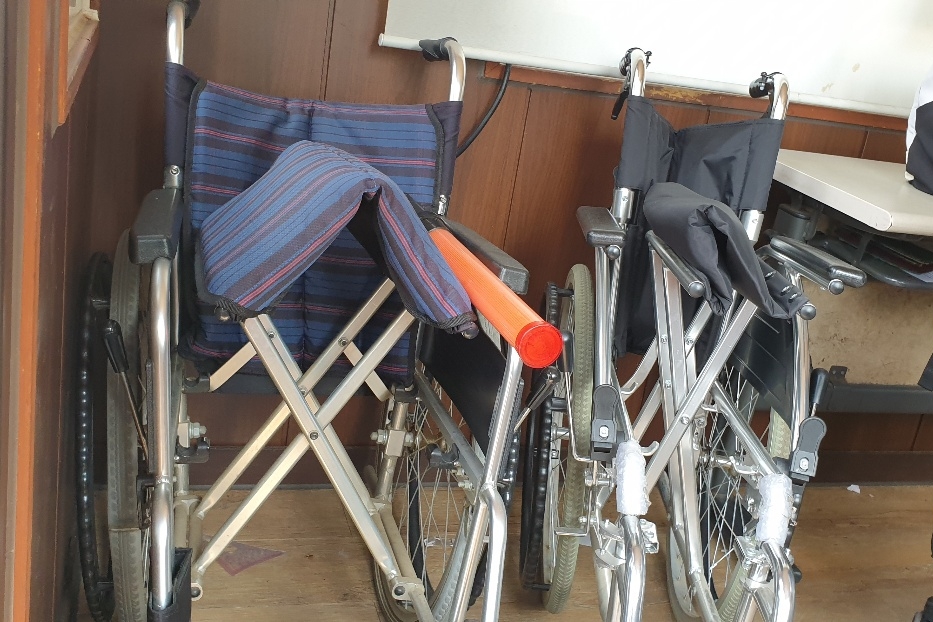 안내판/안내데스크0 : 휠체어 대여소에 비치된 접이식 휠체어