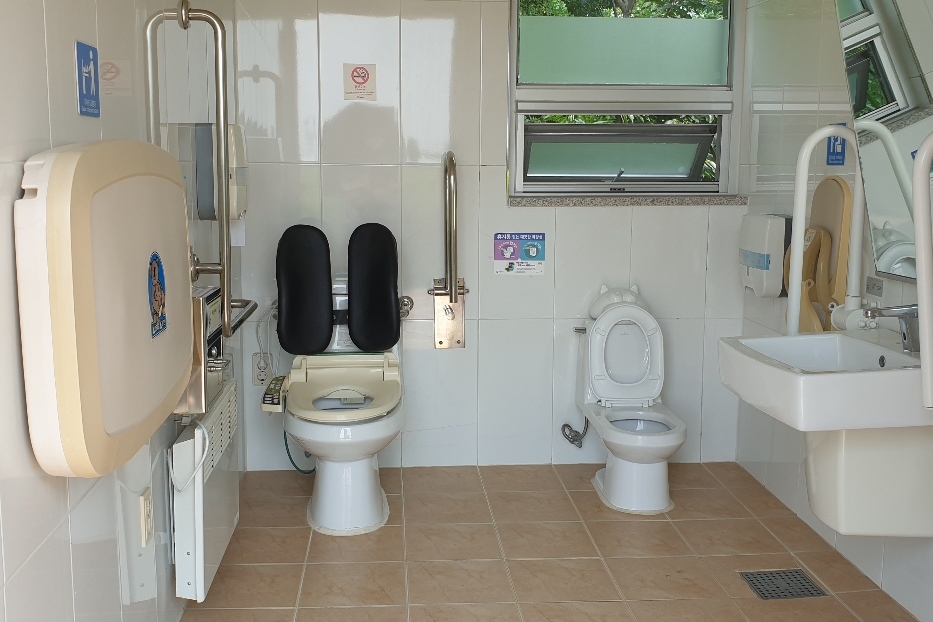장애인 화장실0 : 하늘공원 장애인화장실 내부 전경
