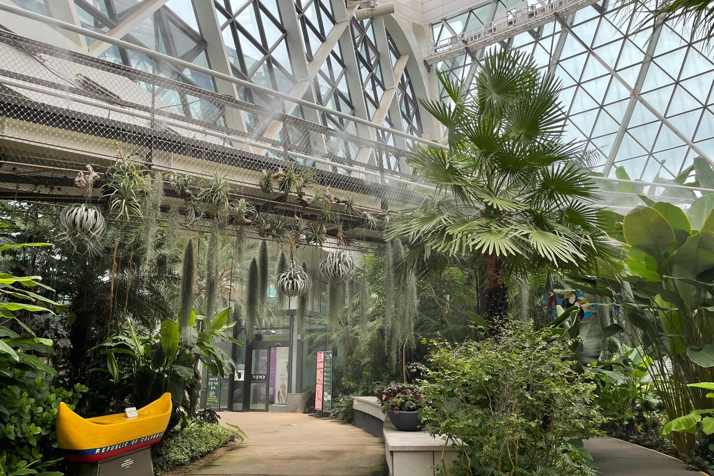 Seoul Botanic Park8 : An indoor entrance grandly decorated with plants
