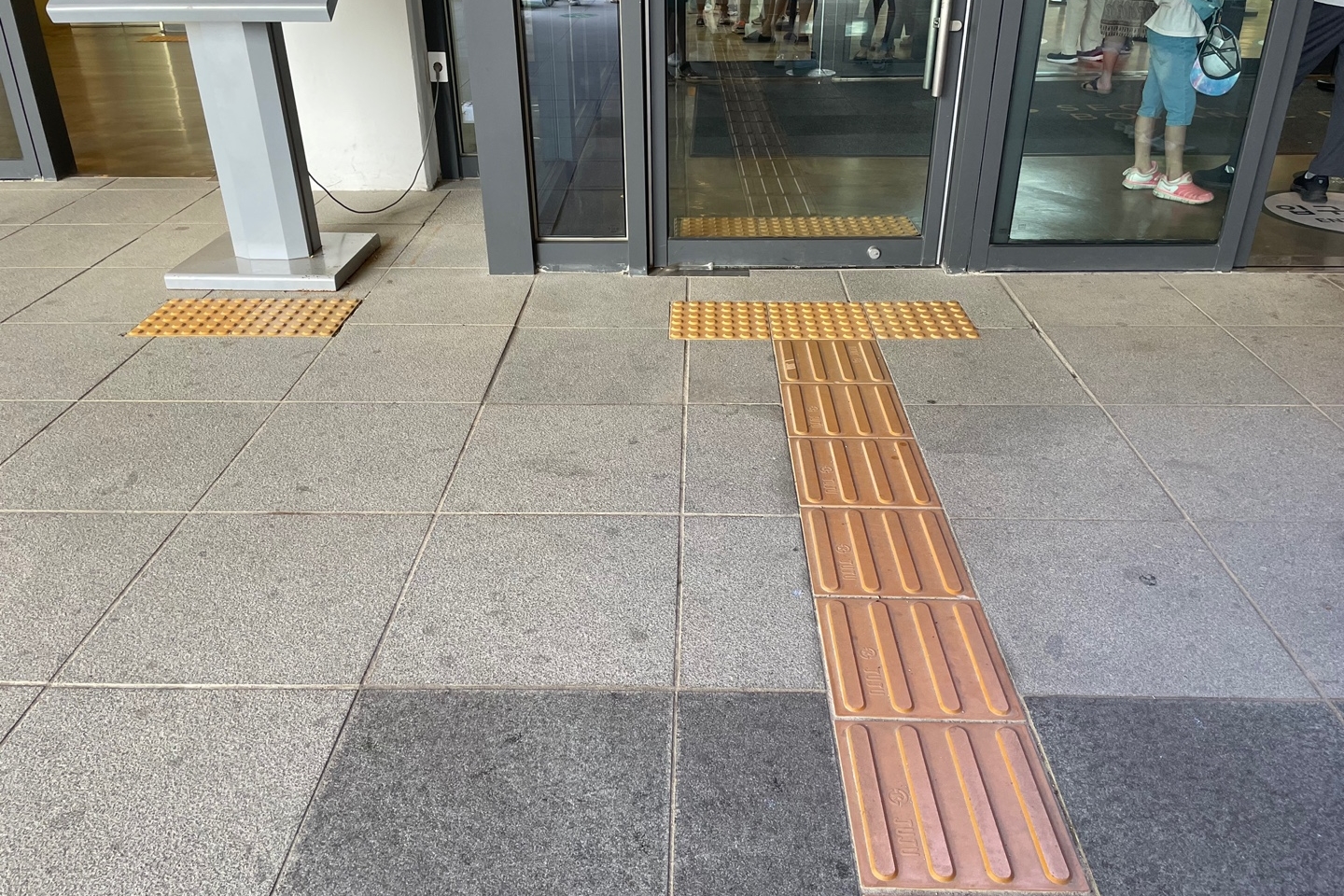 Entryway and Main entrance0 : Tactile paving at the outdoor entrance/exit of Seoul Botanic Park
