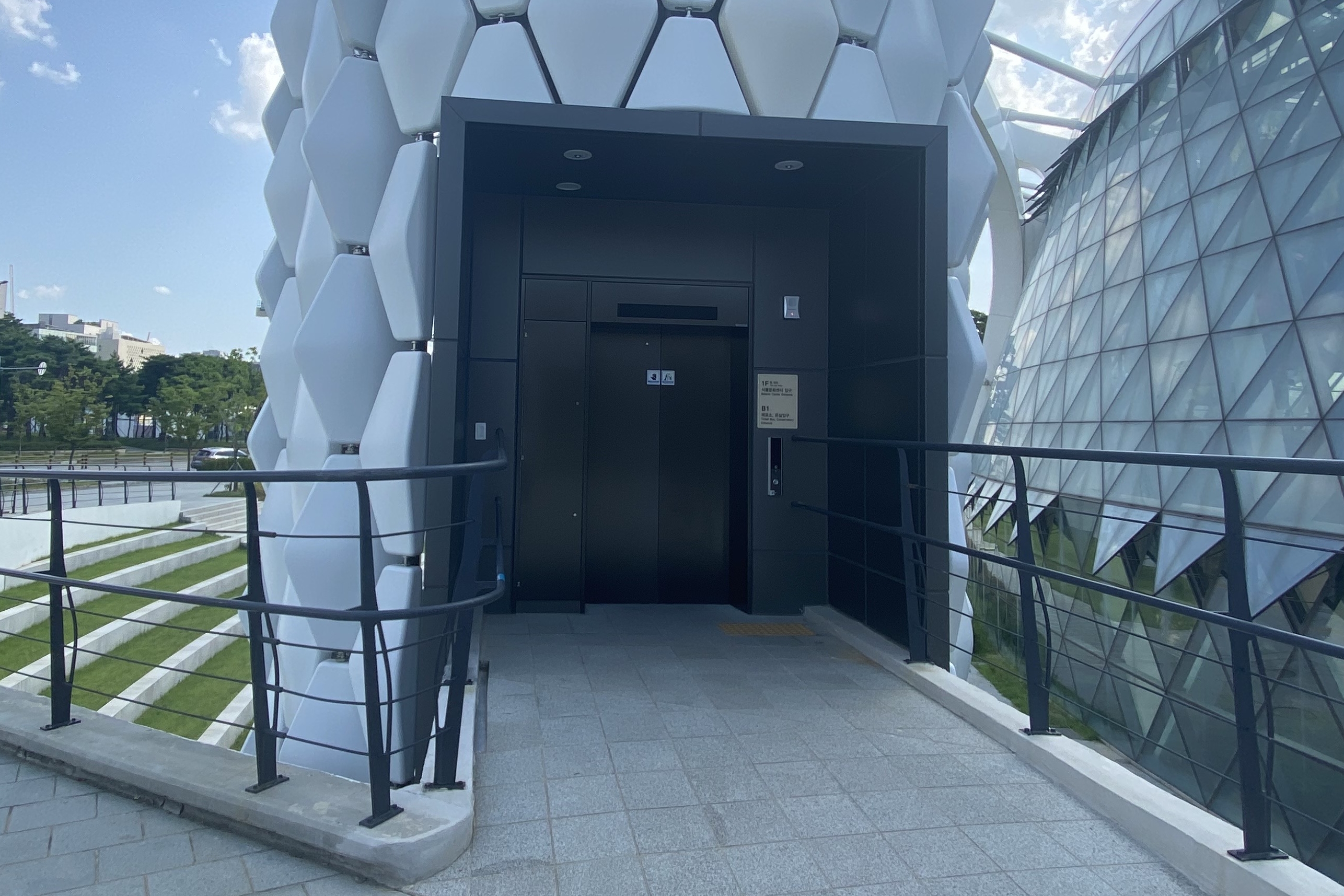 Elevator0 : The outside of the elevator outside Seoul Botanic Park
