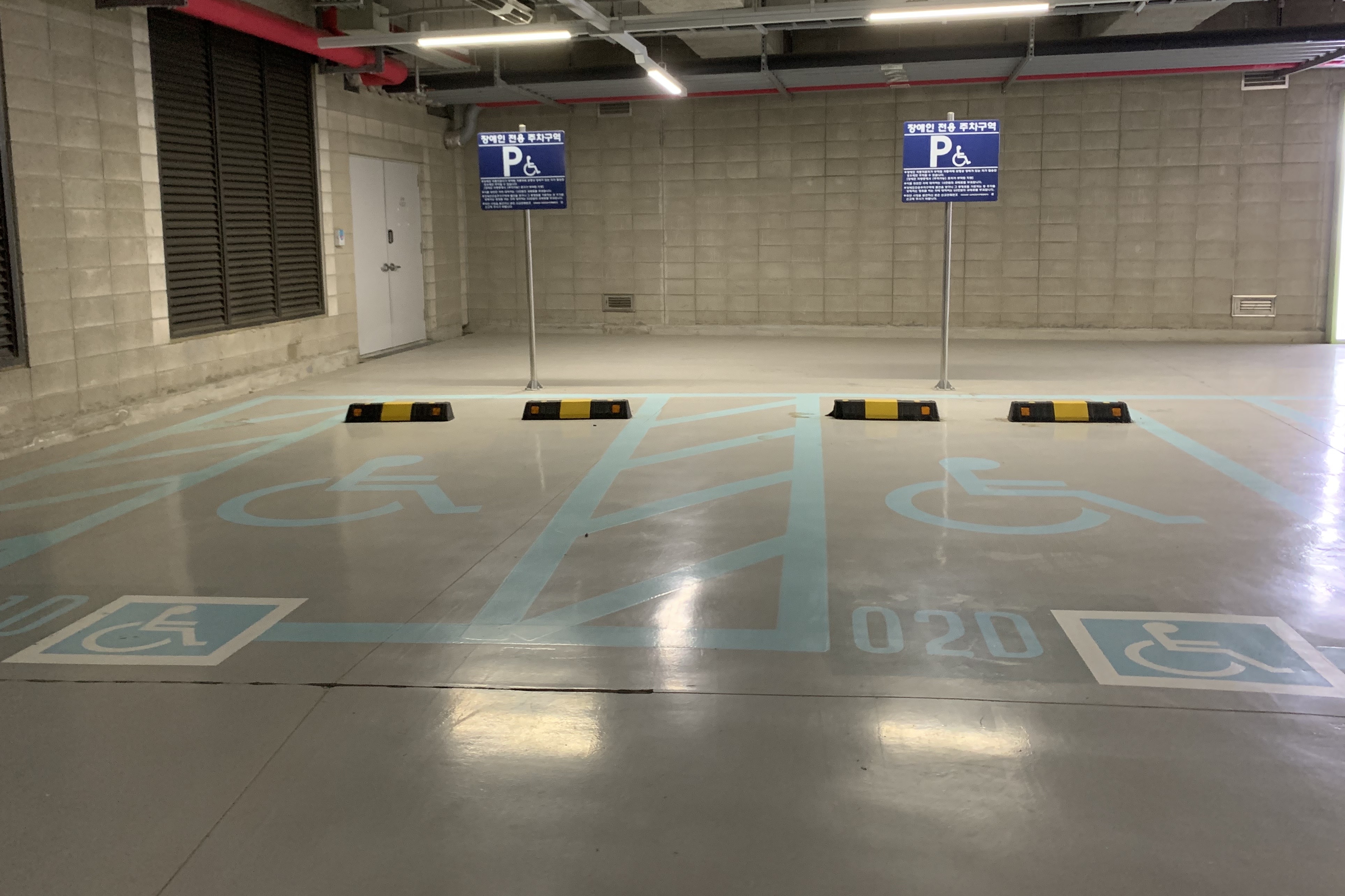Parking lots 0 : Accessible parking lots located in the underground parking zone
