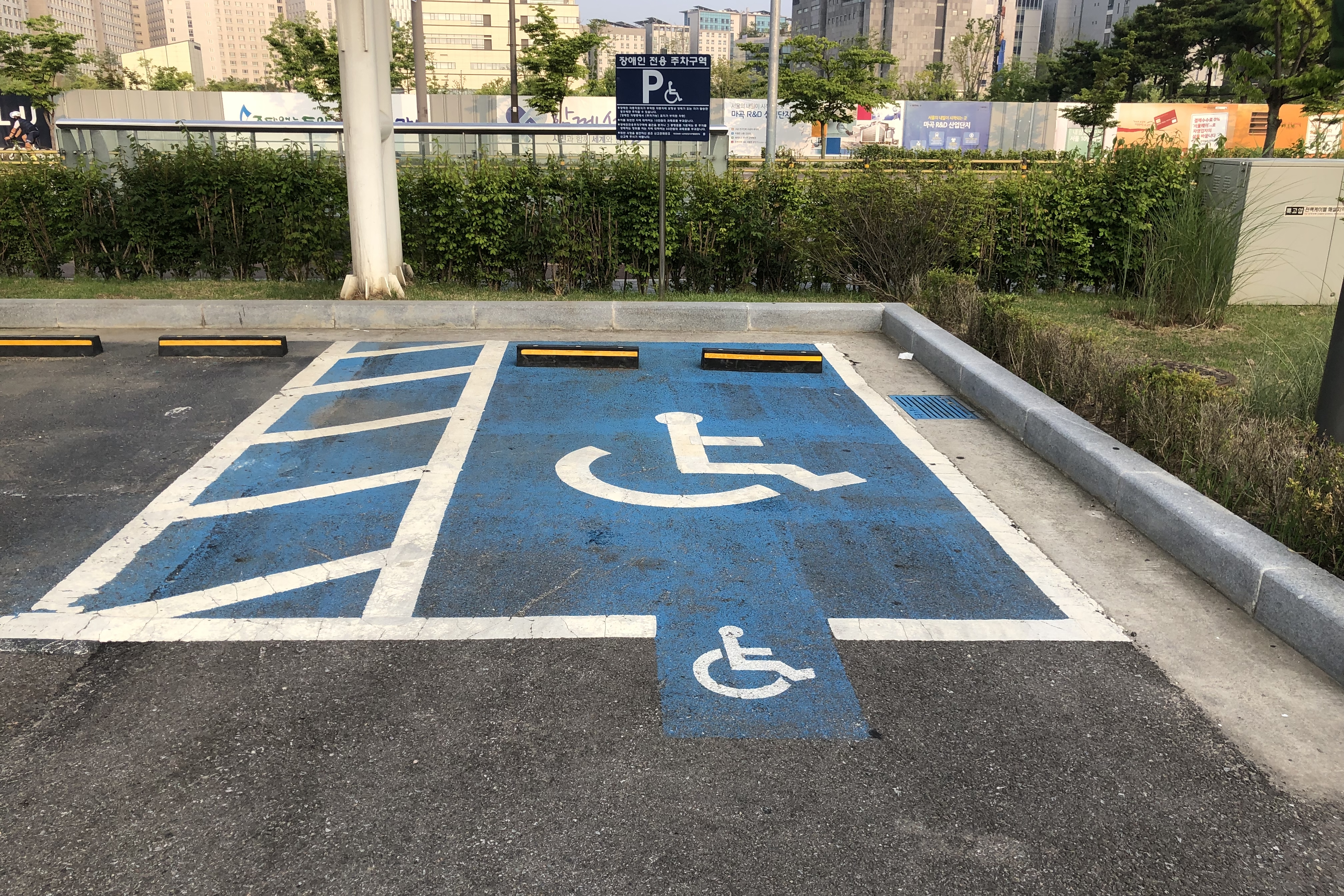 Parking lots 0 : Accessible parking lots located in the above-ground parking zone
