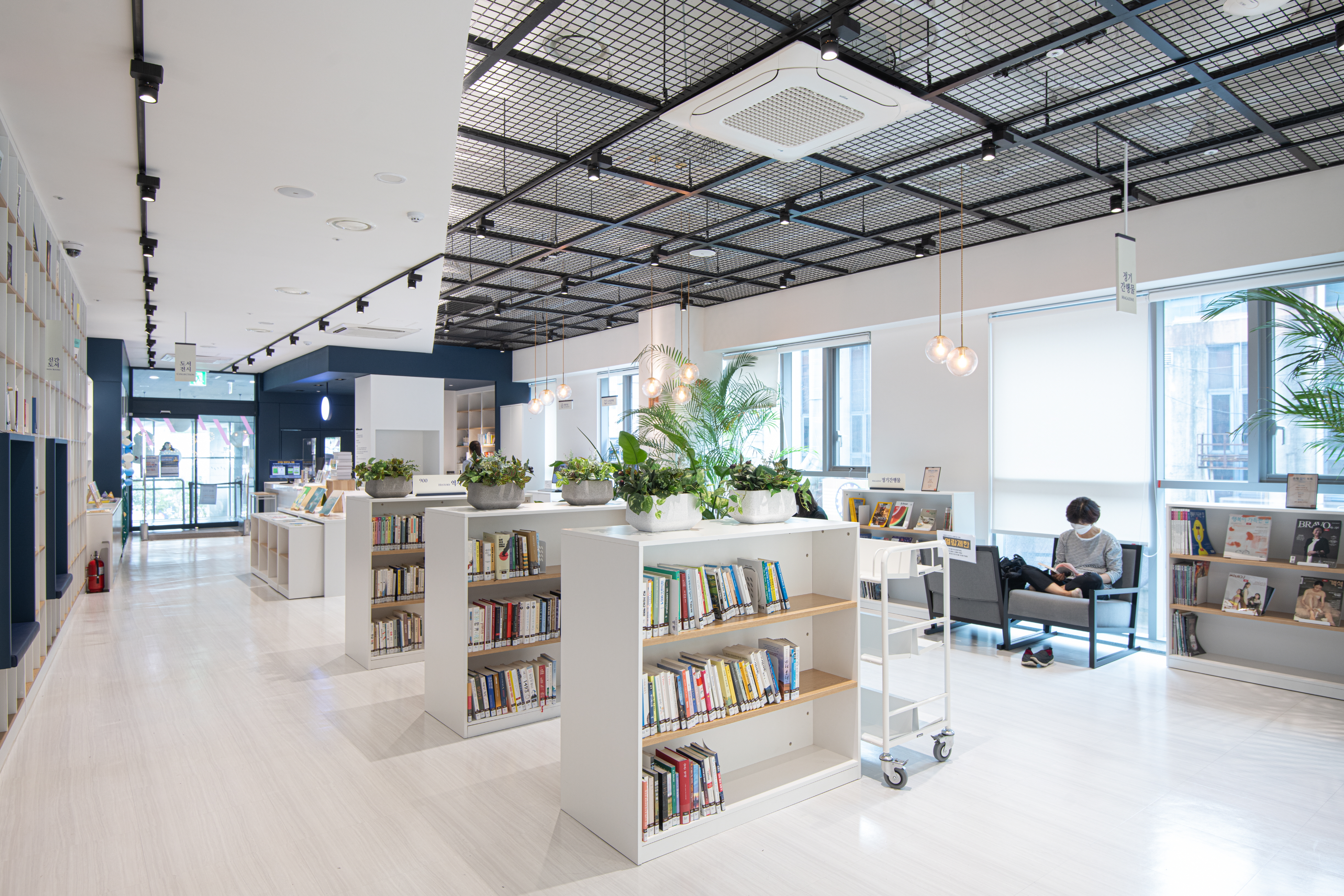 Seoul Seongbuk Media Culture Maru2 : The inside with a large number of books and a space to relax 1

