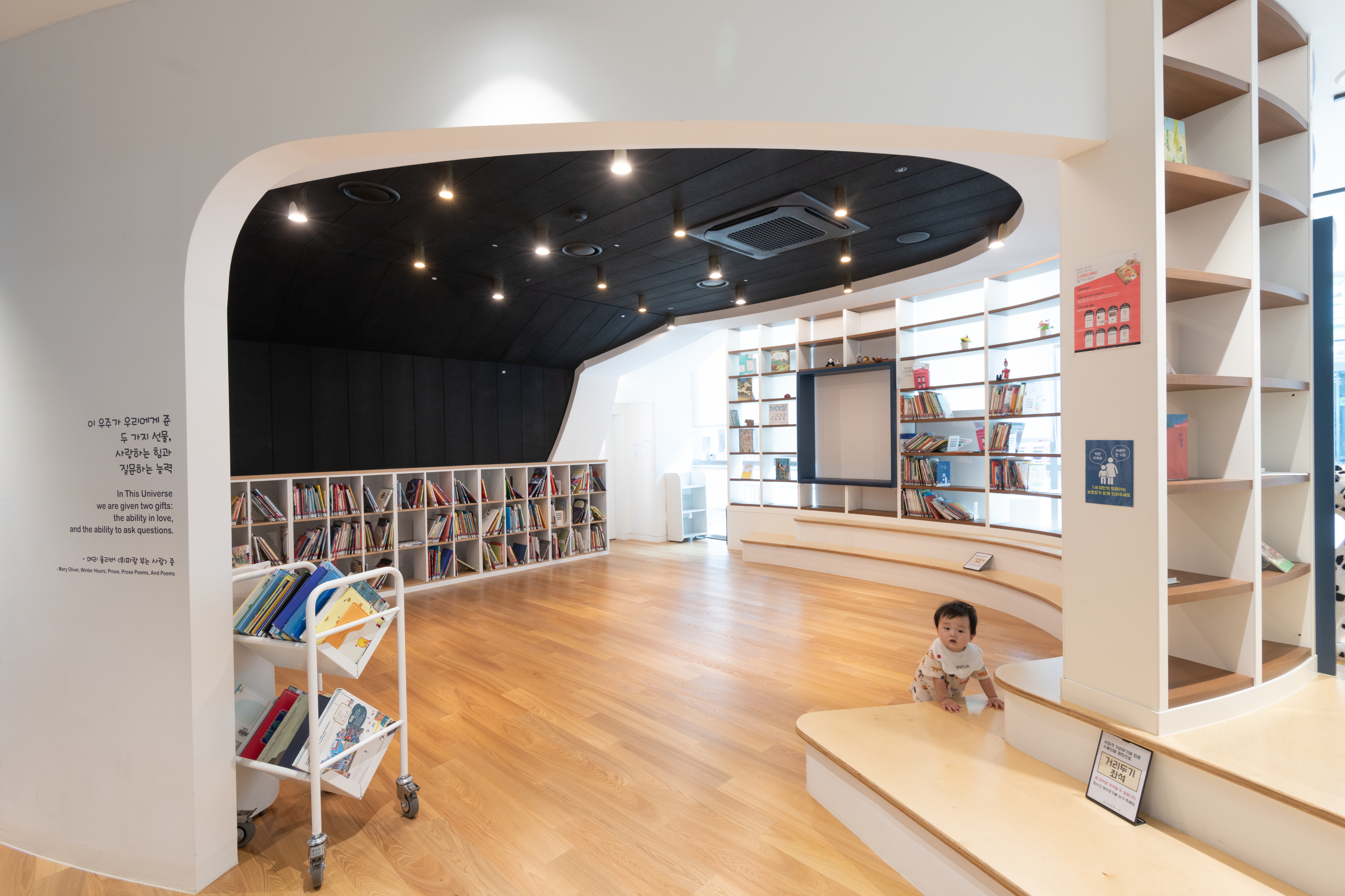 Seoul Seongbuk Media Culture Maru5 : The inside with a large number of books and a space to relax 2
