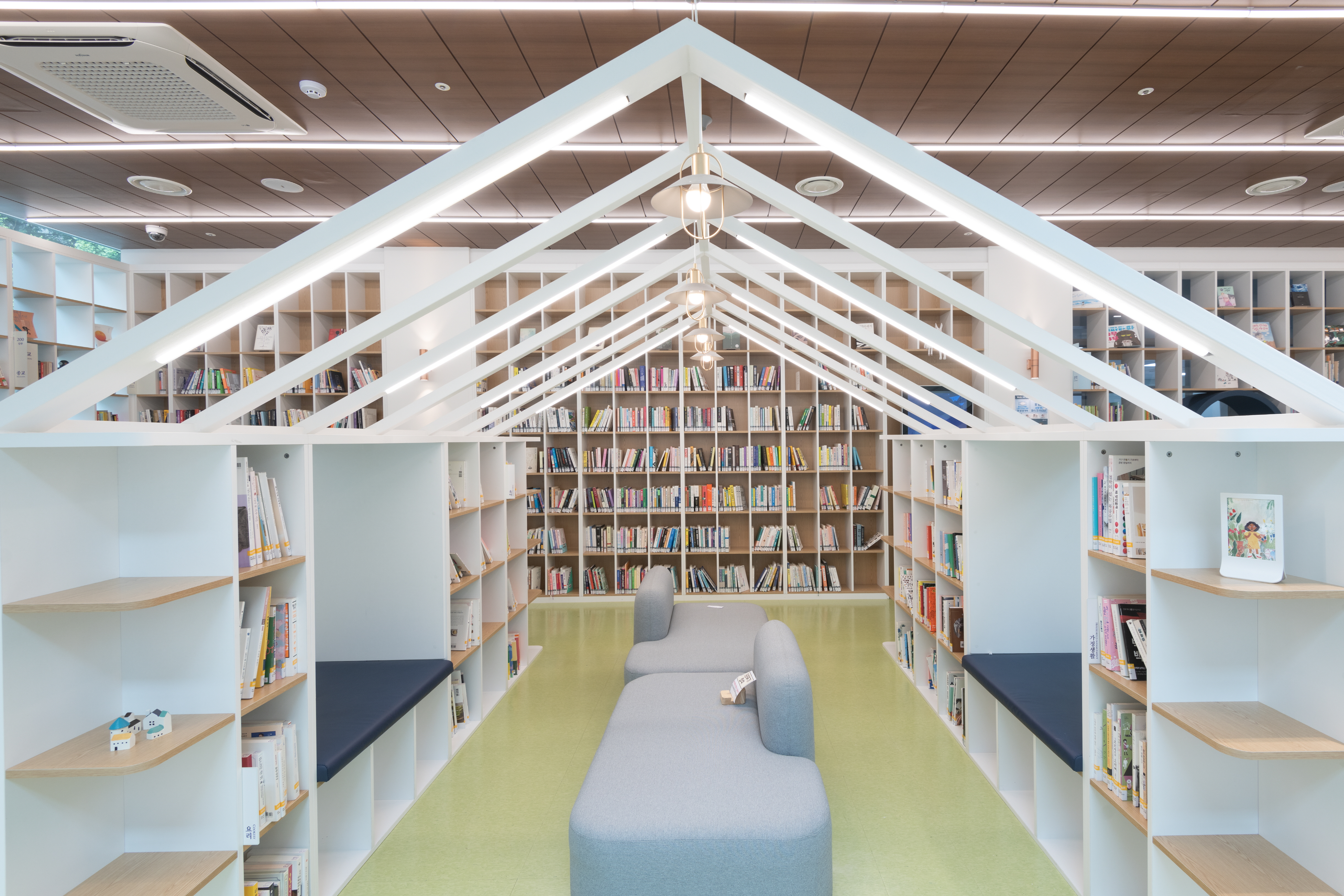 Seoul Seongbuk Media Culture Maru6 : The inside with a large number of books and a space to relax 4
