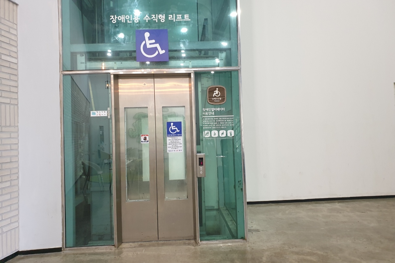 엘리베이터0 : 장애인용 수직형 리프트