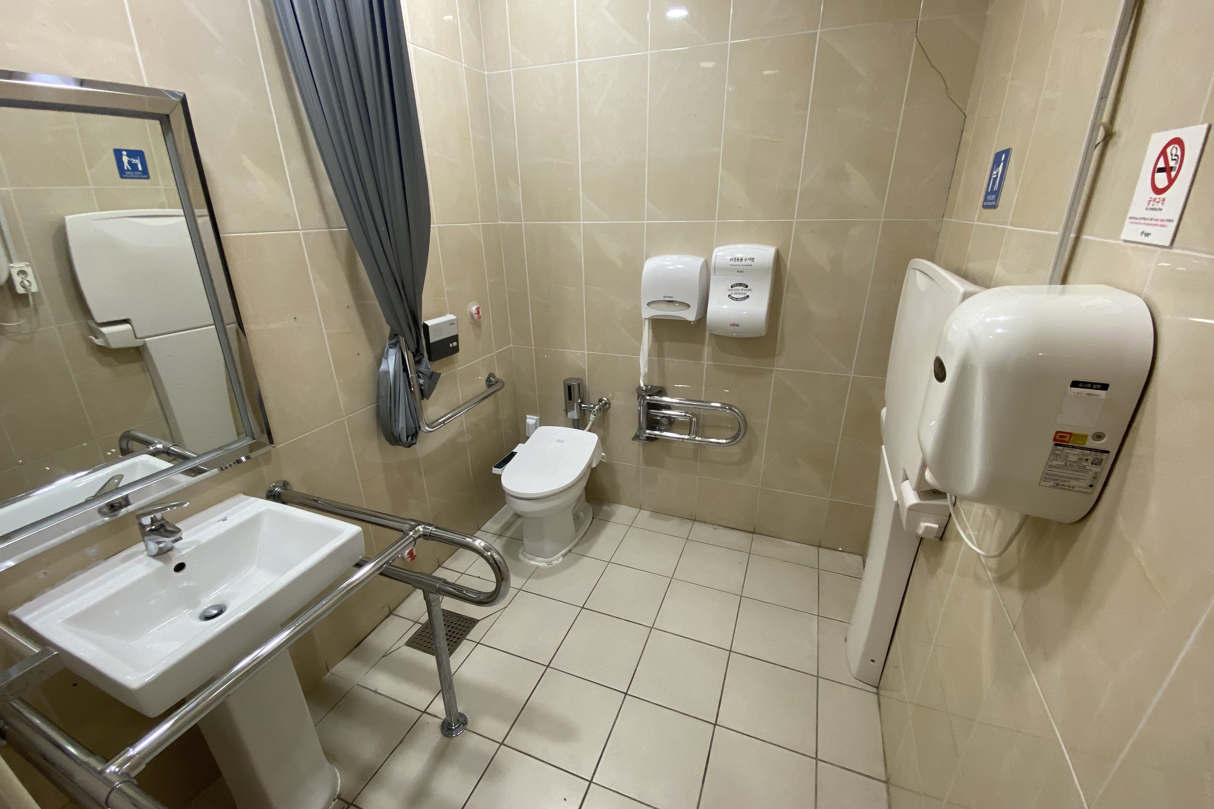 장애인 화장실0 : 다소 좁은 공간의 북서울꿈의숲 장애인화장실 내부 전경