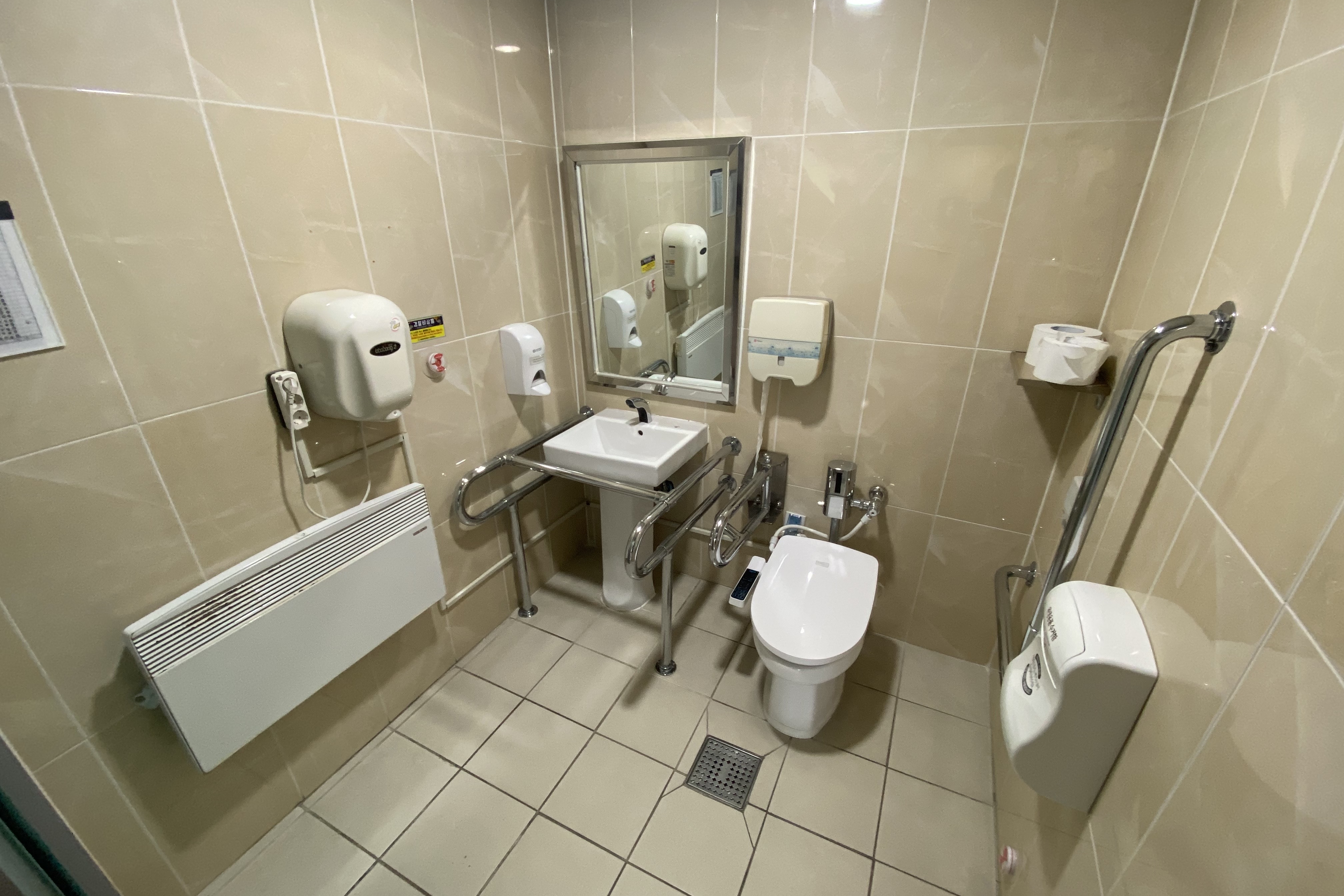 장애인 화장실0 : 다소 좁은 공간의 북서울꿈의숲 아트센터 장애인화장실 내부 전경