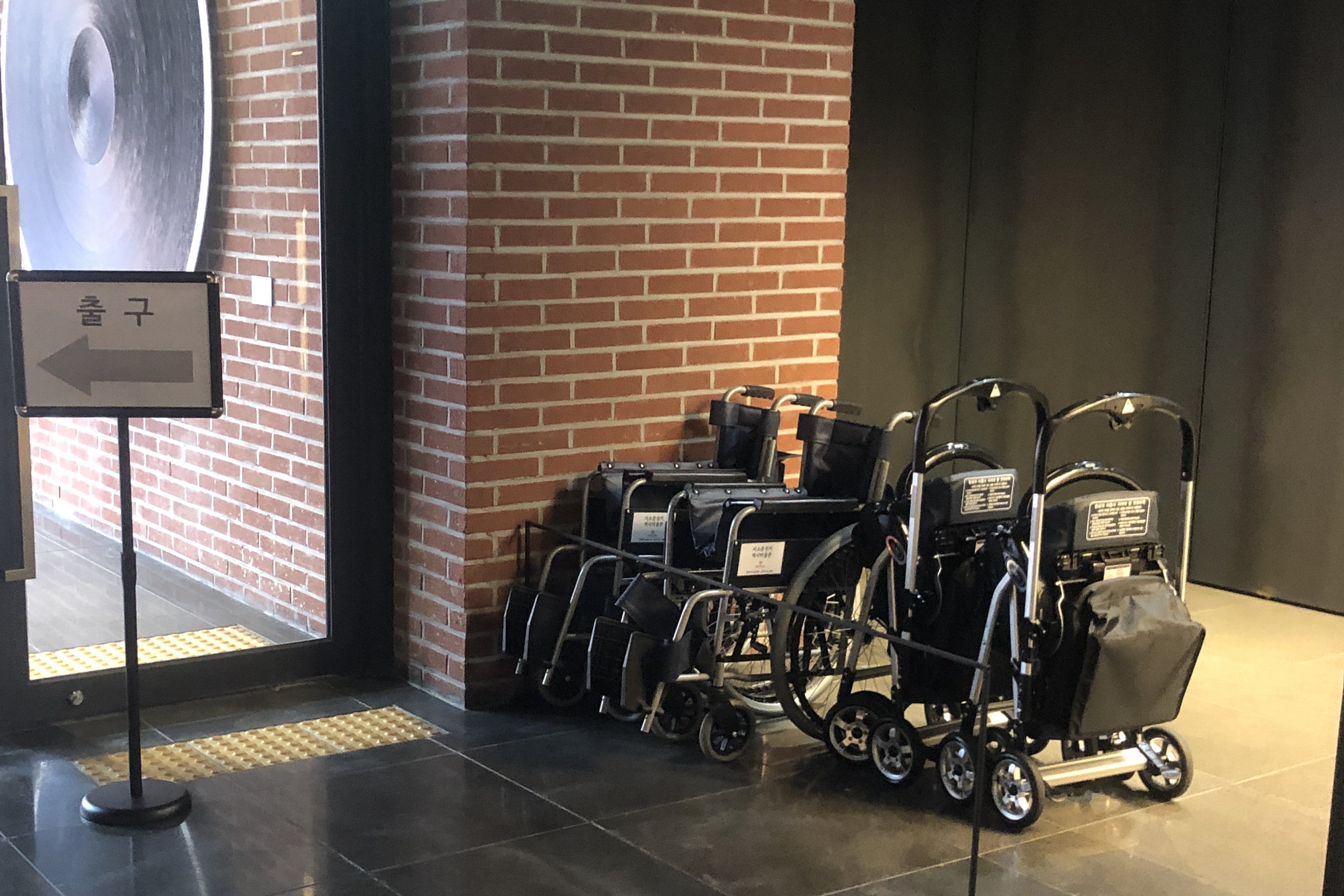 Guide map and information desk0 : Wheelchairs and strollers for rental service at museum
