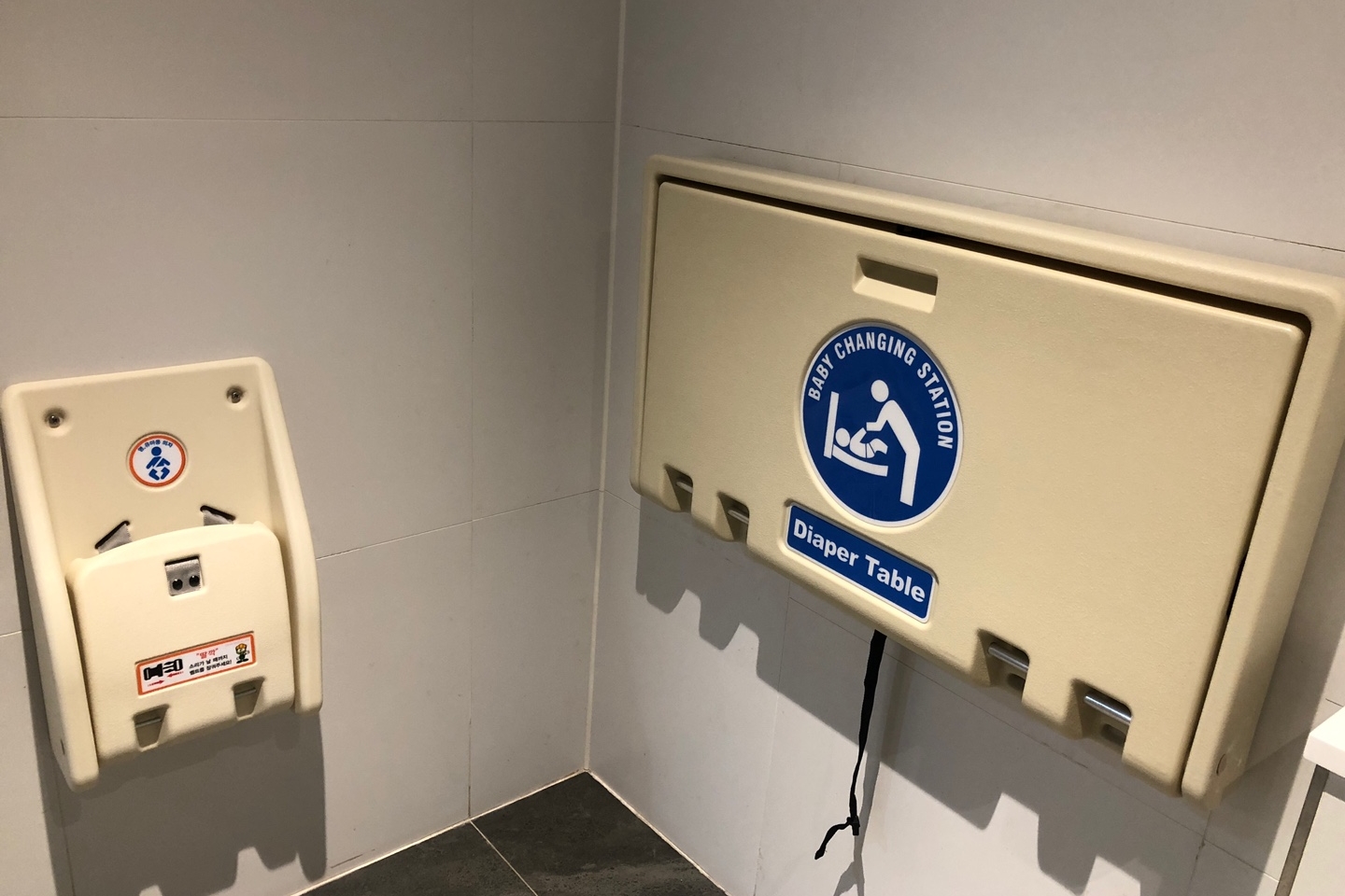 유아휴게공간0 : 서소문역사공원 성지역사박물관 장애인화장실 내부에 설치된 기저귀교환대
