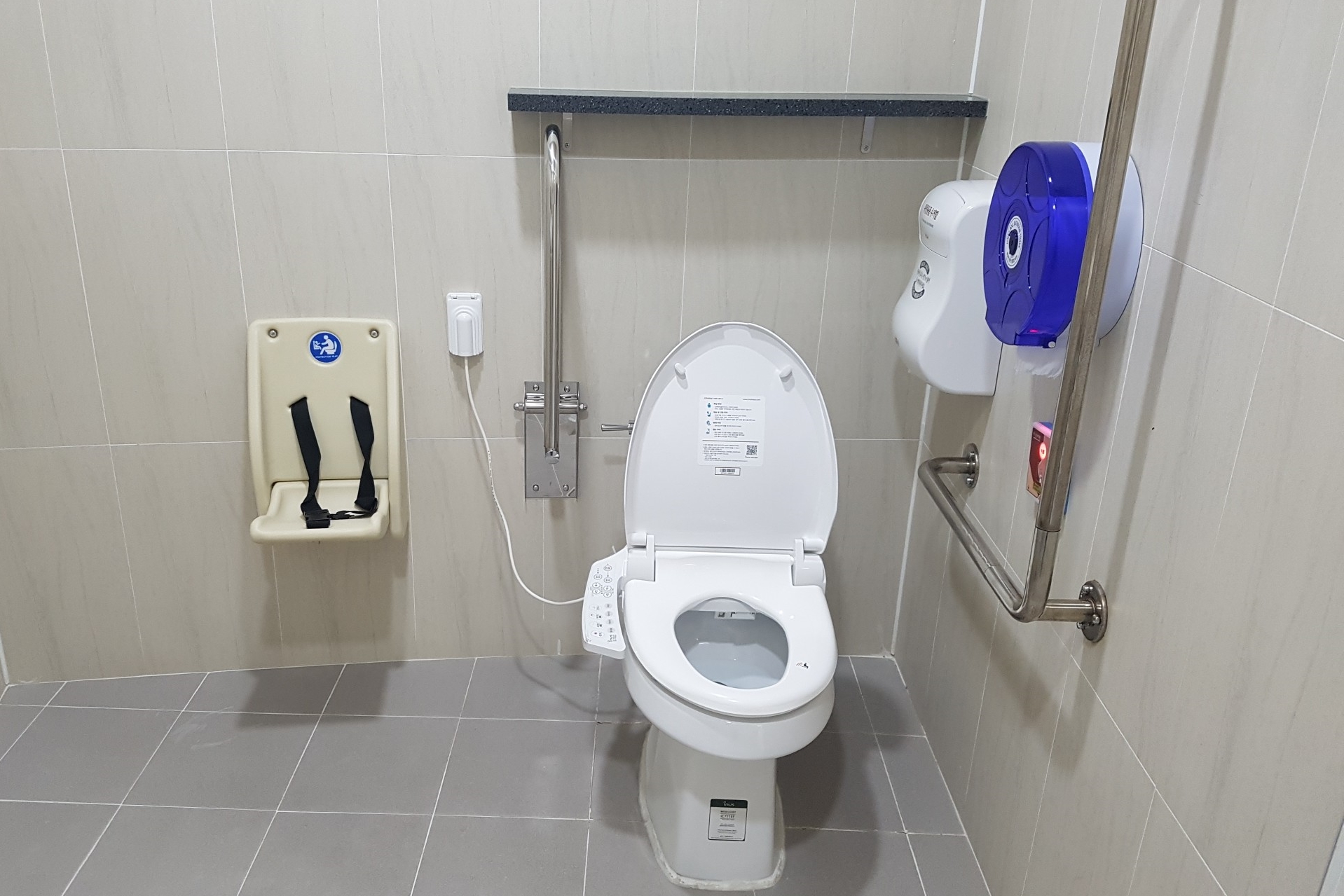 장애인 화장실0 : 국립항공박물관 장애인 화장실 내부 전경