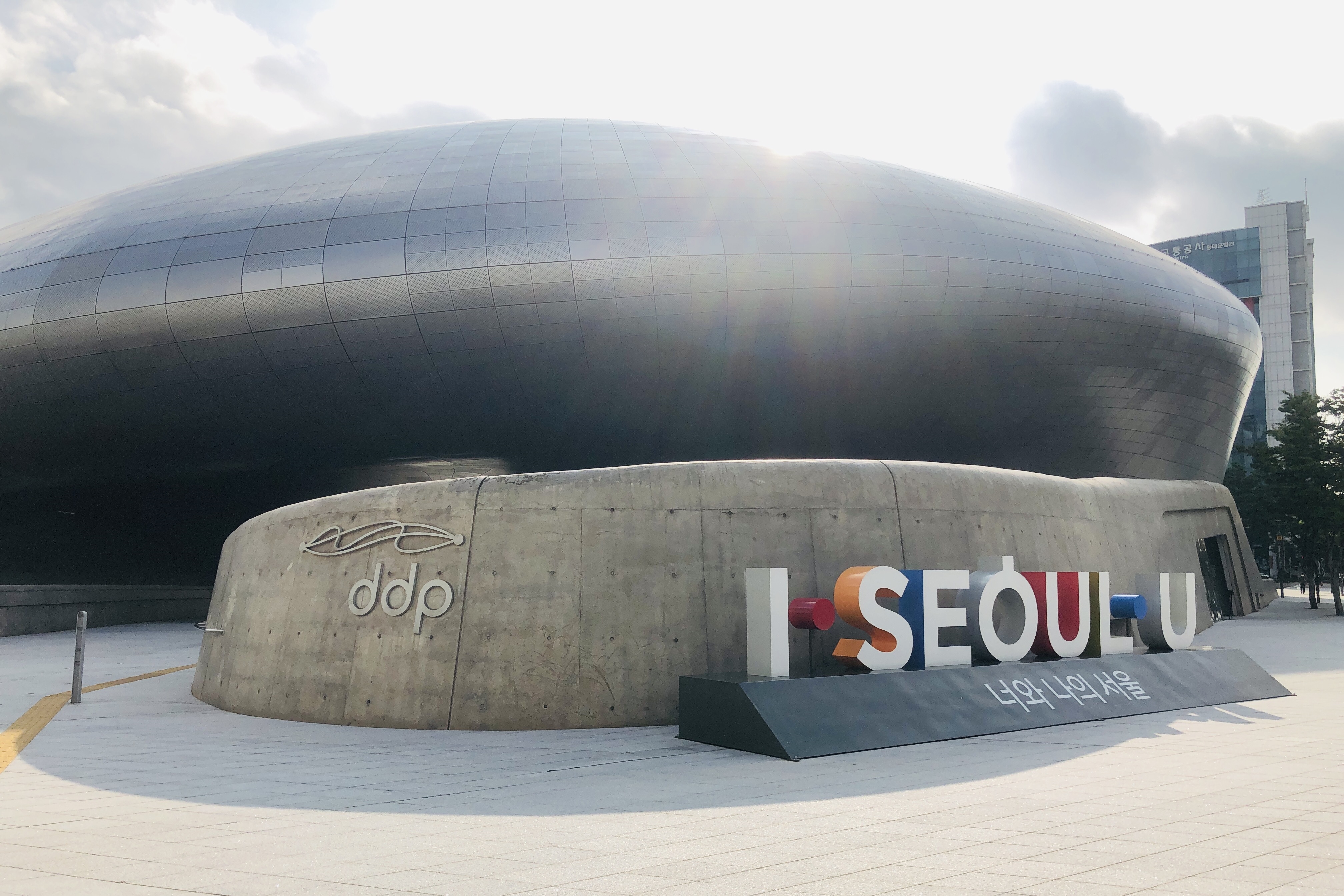 Dongdaemun Design Plaza (DDP)0 : Exterior view of entire Dongdaemun Design Plaza and “I SEOUL U” sculpture  
