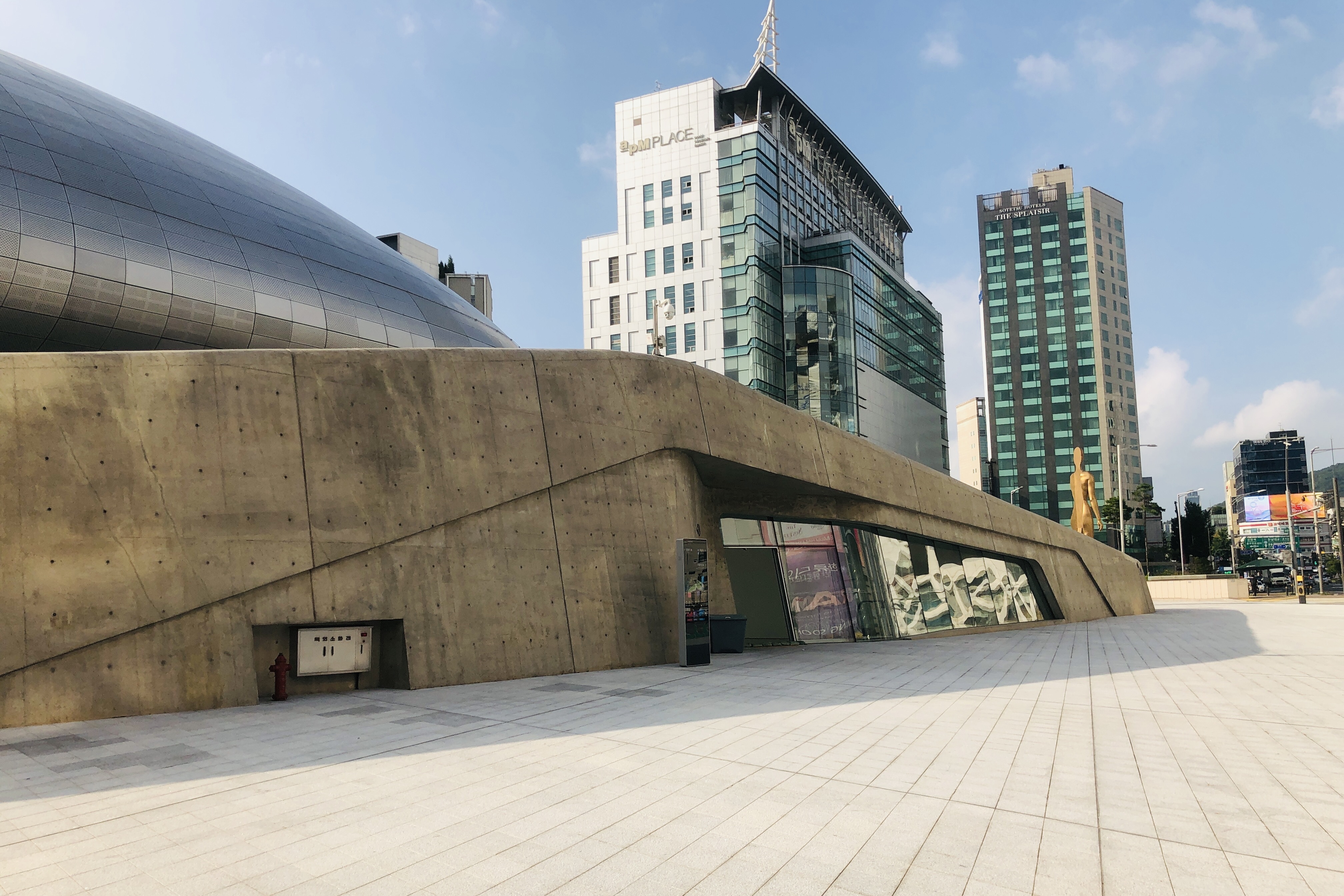 Dongdaemun Design Plaza (DDP)4 : The view of the entryway contrasting the unstructured building with the nearby square building