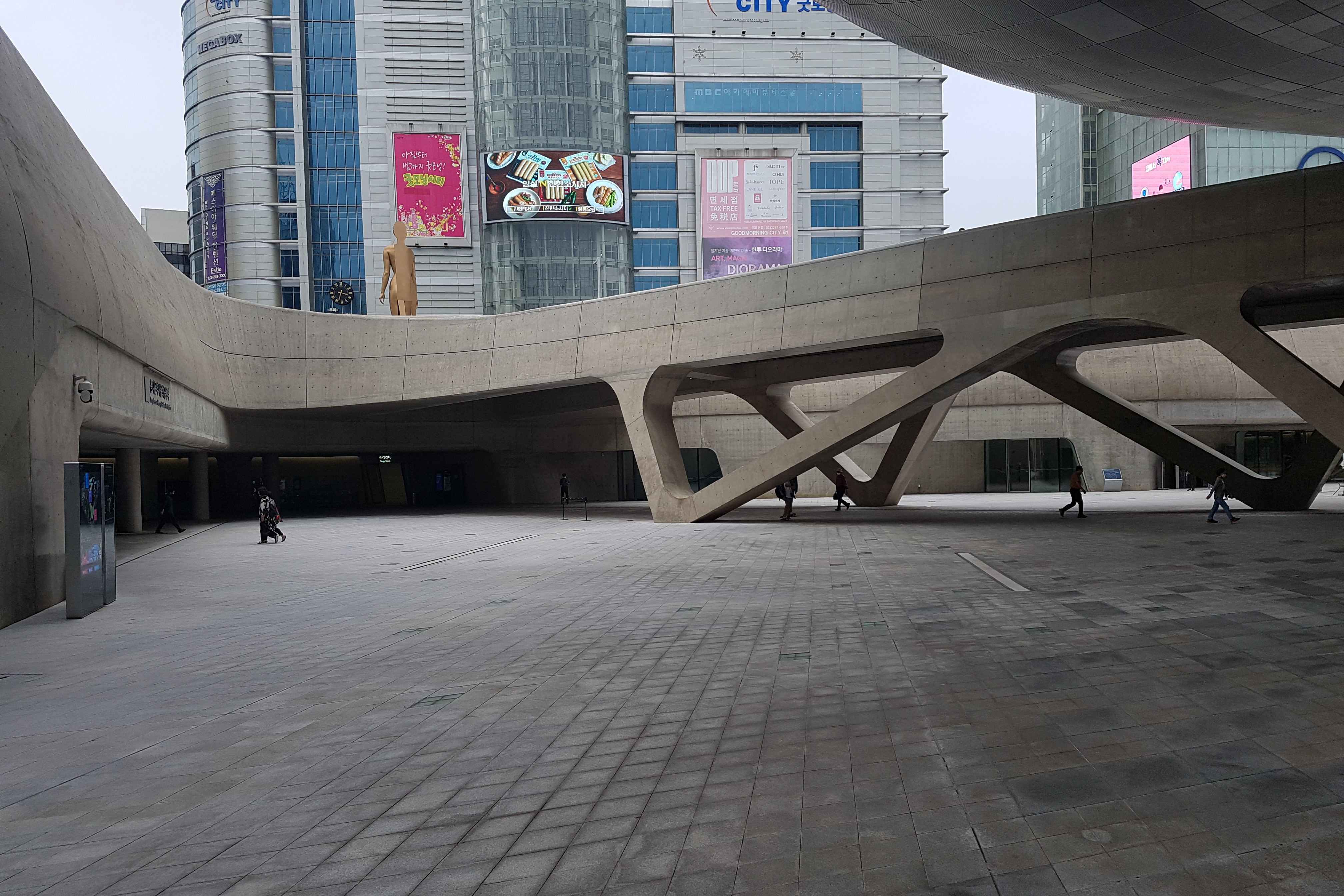 Entryway and Main entrance0 : Paths at Dongdaemun Design Plaza
