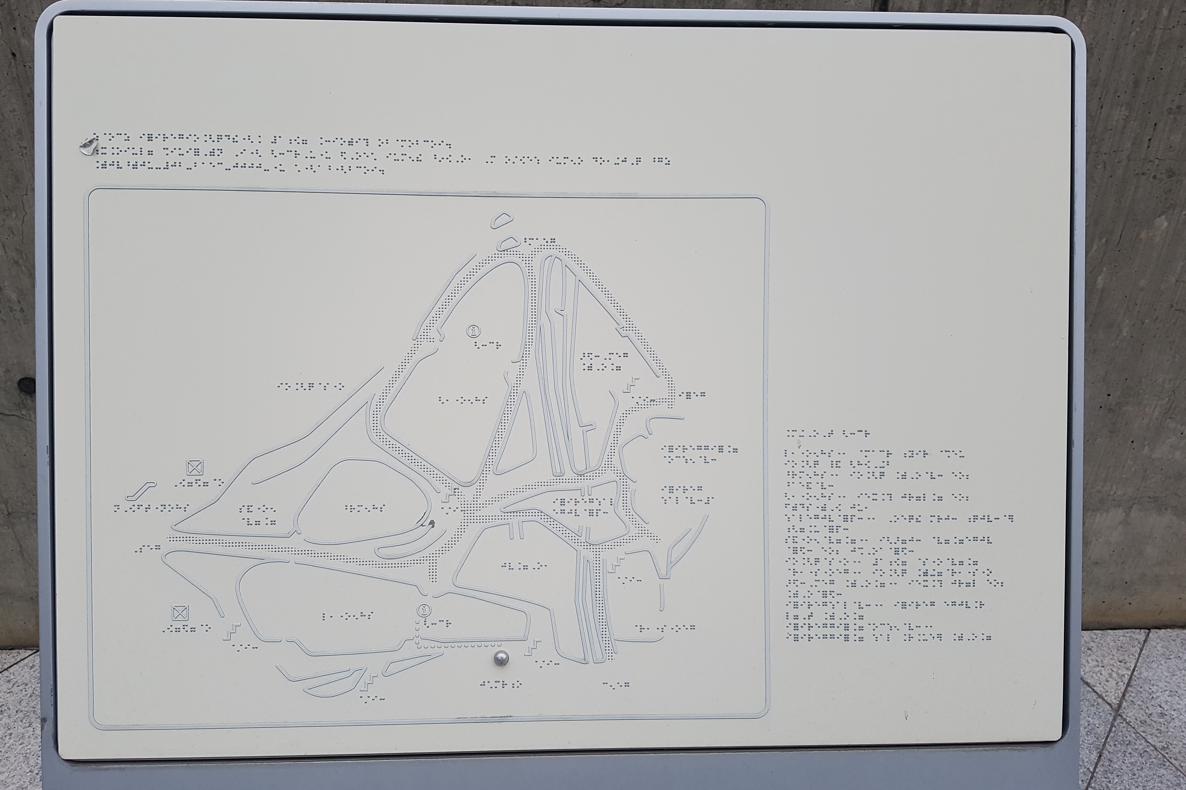 Guide map and information desk0 : Korean braille description board in Dongdaemun Design Plaza 1
