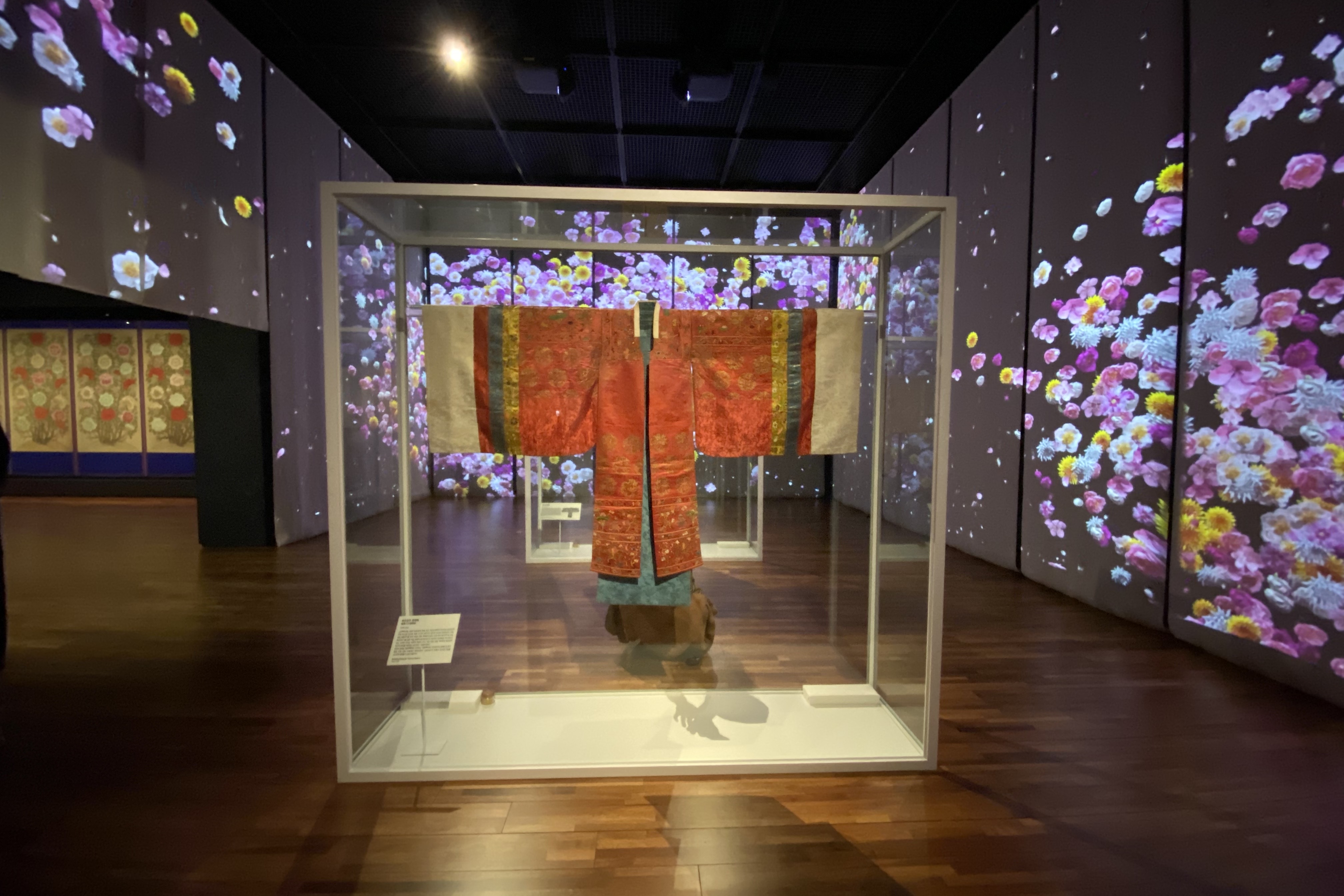 National Palace Museum of Korea2 : A traditional clothing spread out in a glass display case in the middle of the exhibition room
