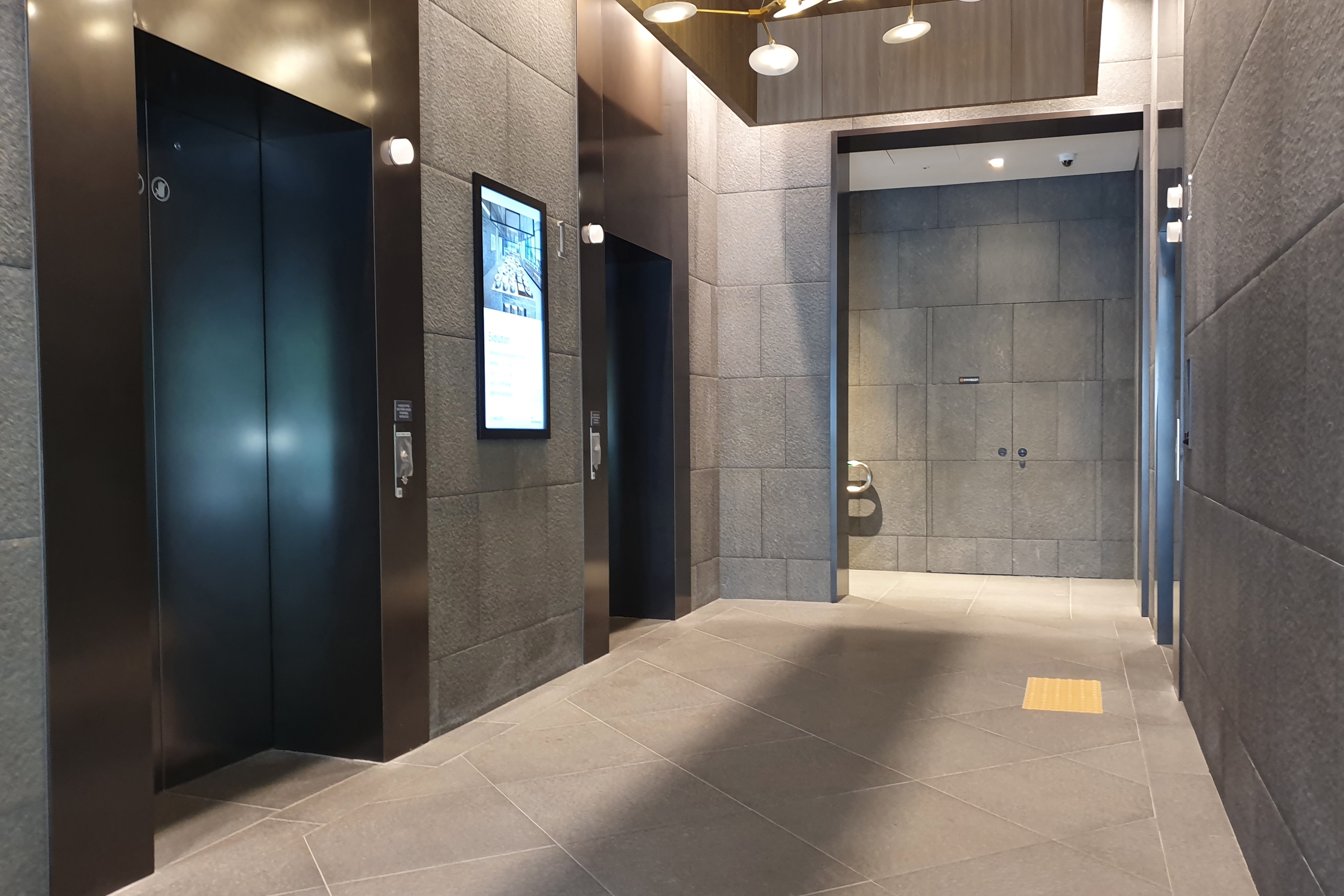 Entryway/ Main entrance0 : Spacious elevator waiting area