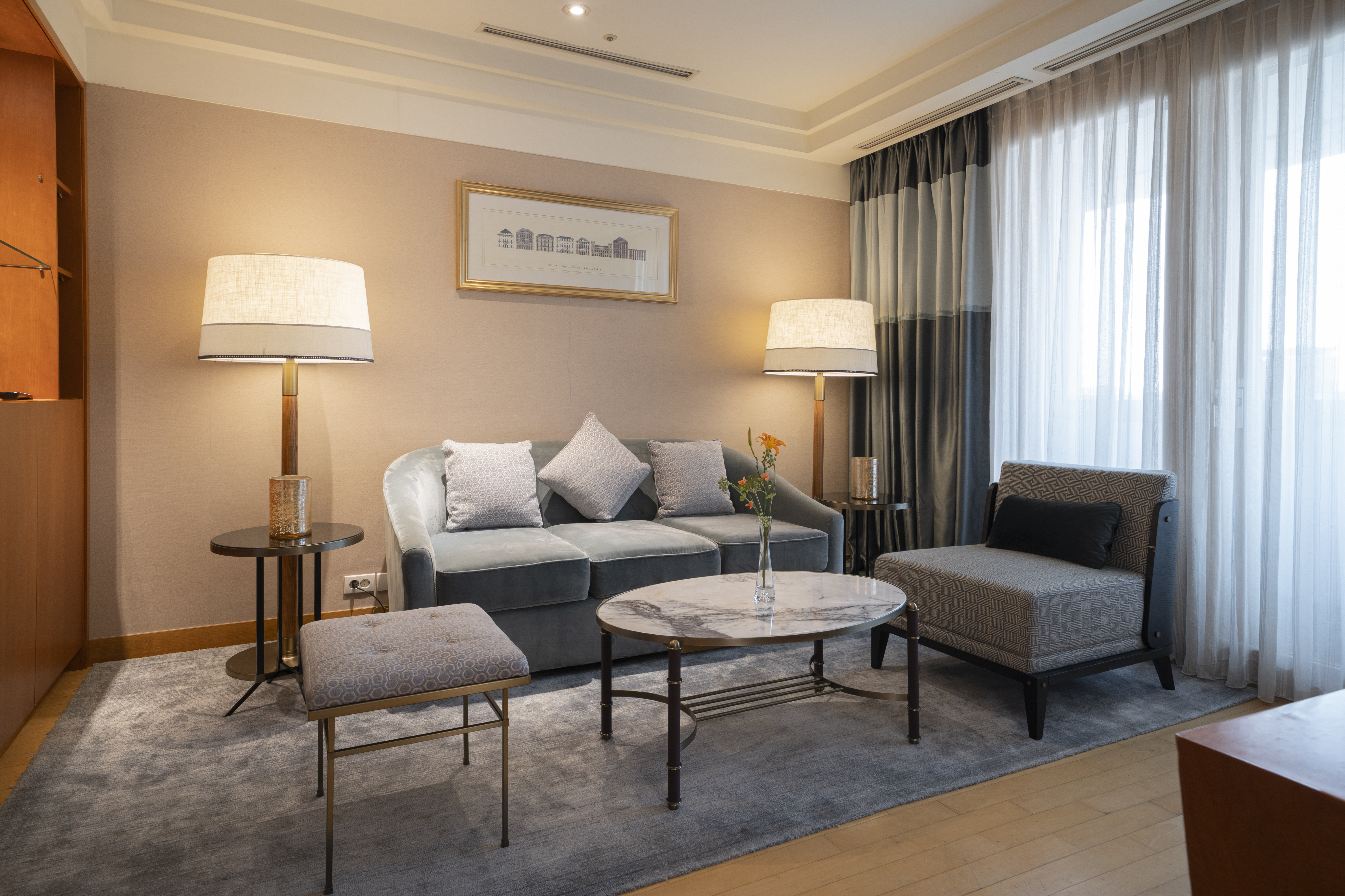 Mayfield Hotel3 : A stylish and elegant guest room with a sofa in the middle