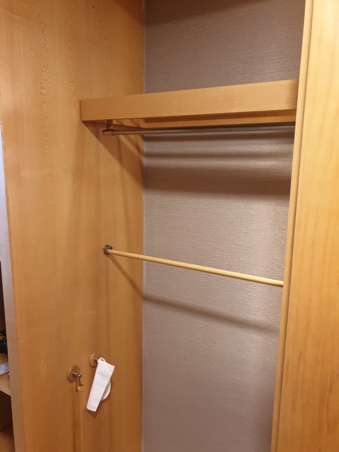 Superior guest room0 : Storage hanger in the guestroom 