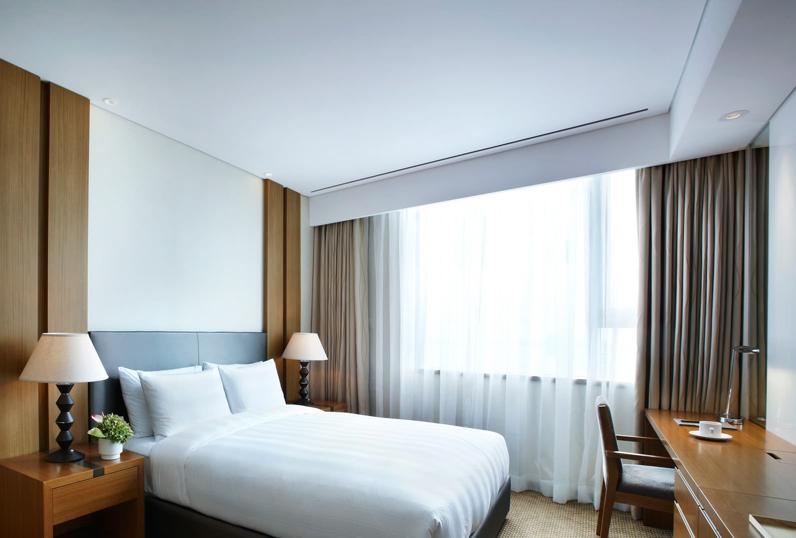 롯데시티호텔 구로2 : 큰 침대가 가운데 놓인 깔끔하고 아늑한 호텔 객실 