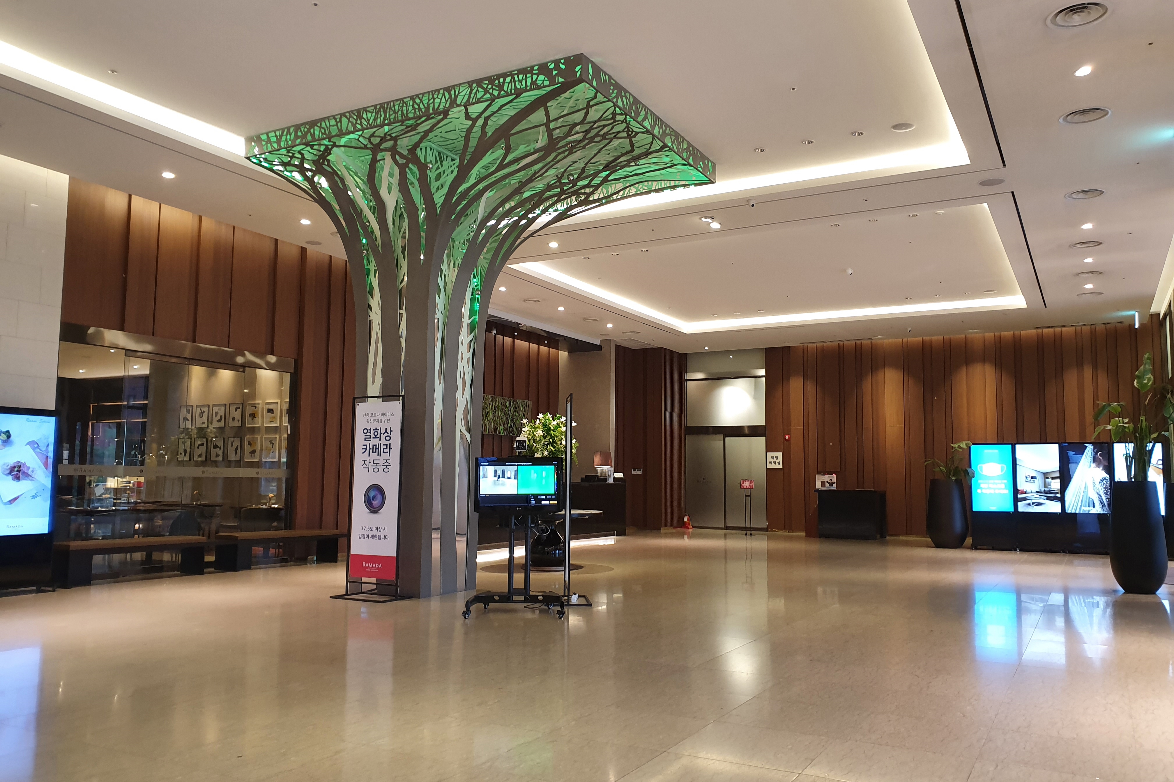 라마다 서울 신도림 호텔1 : 가운데 나무 모양의 큰 기둥이 있는 넓은 호텔 로비