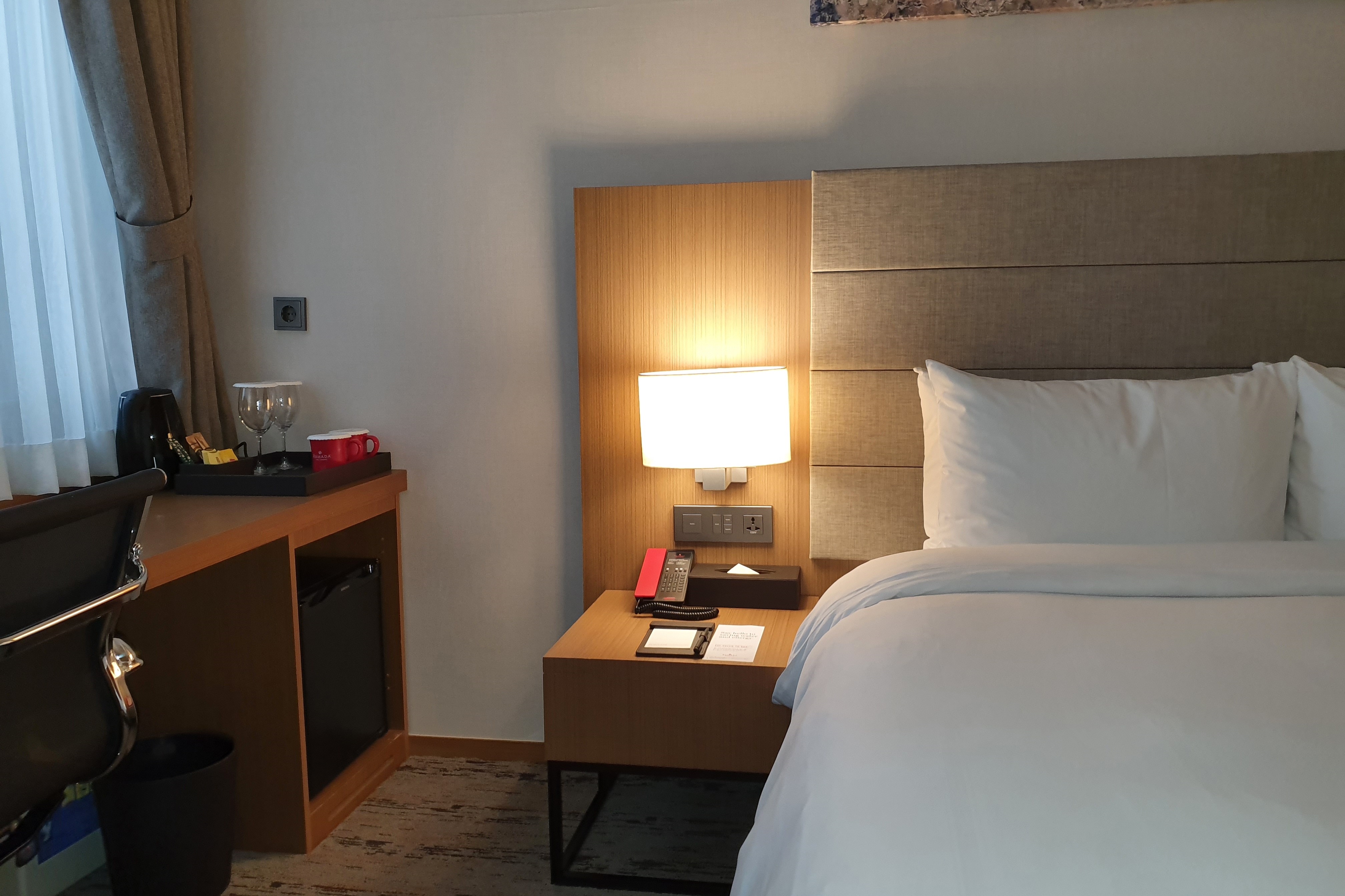 Ramada Seoul Sindorim Hotel2 : A cozy room with nightstand lights